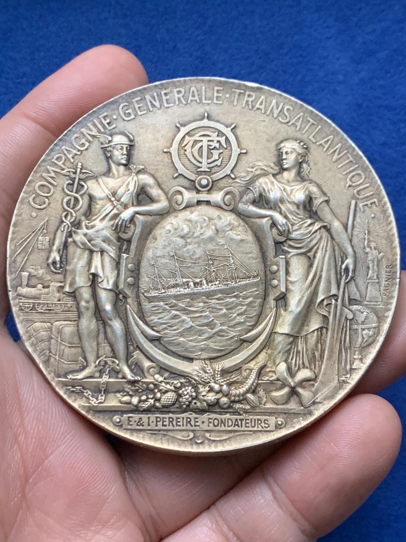 《竞宝斋》第440场 周日，周一，周二 3场连拍 （全场包邮） 法国跨大西洋邮政公司镀金大银章，女神后面是连接大西洋彼岸的纽约自由女神，169.8g，67.6mm，边铭野猪头+菱形argent，有轻磕