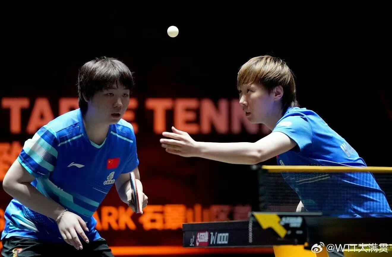 零元拍：黄金组合王曼昱蒯曼双签中国乒协官方出品《乒乓世界》纪念卡！24.5/17.5CM