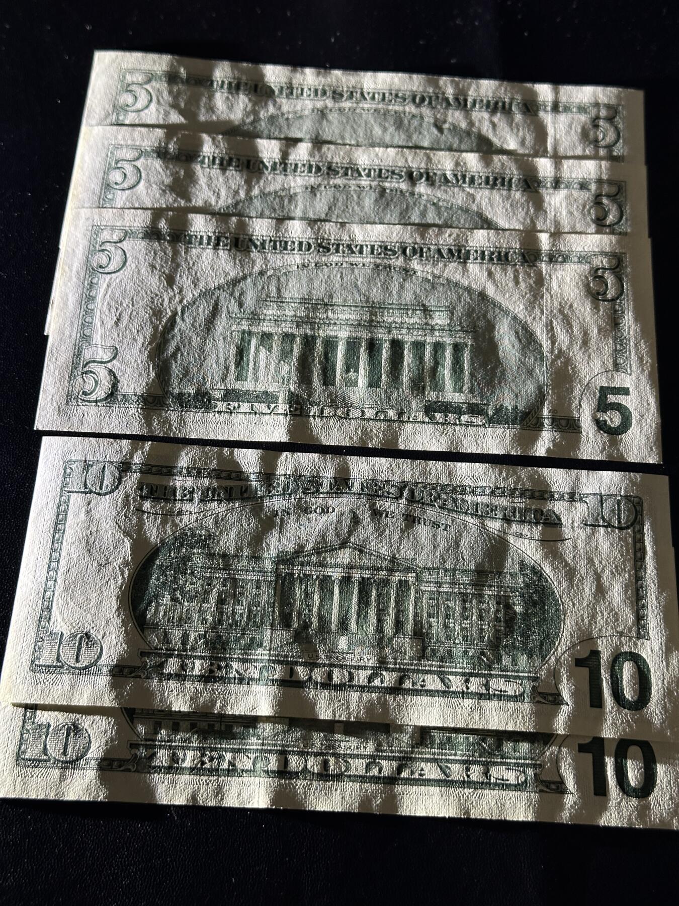 《外钞收藏家》第五百八十六期（品种丰富、精品多）（本平台长期征集拍品、欢迎藏友们联系合作） 2001年美国大头版5三张和10美元2连号 5张一起 全新不绝 轻微潮