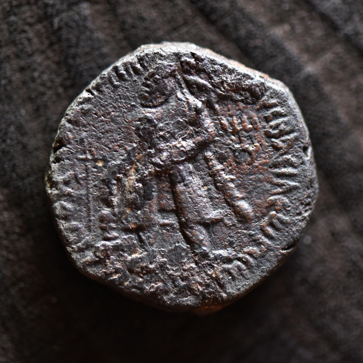 【良泉】第41期【自动场】11月27日晚19.30点开拍！86组，西方古代钱币专场 【铭文清晰】15.16克，公元100-128年【贵霜帝国】第三任国王，威玛·卡迪菲兹（阎膏珍）四德拉克马大铜币