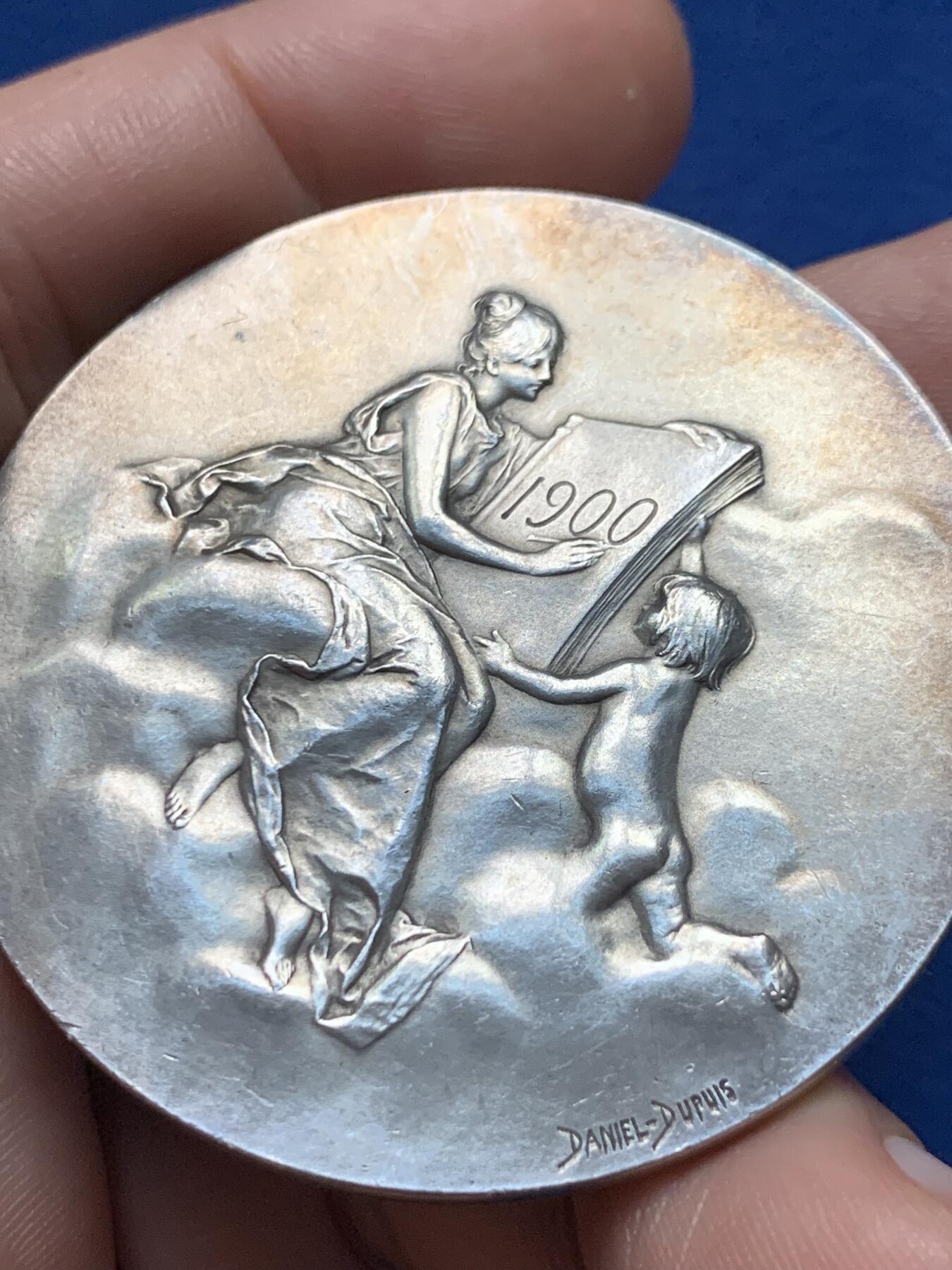 《竞宝斋》第440场 周日，周一，周二 3场连拍 （全场包邮） 法国D.Dupuis “云端女神”1900年巴黎造币厂世博会纪念银章，58.90g，50mm，丰饶角边铭