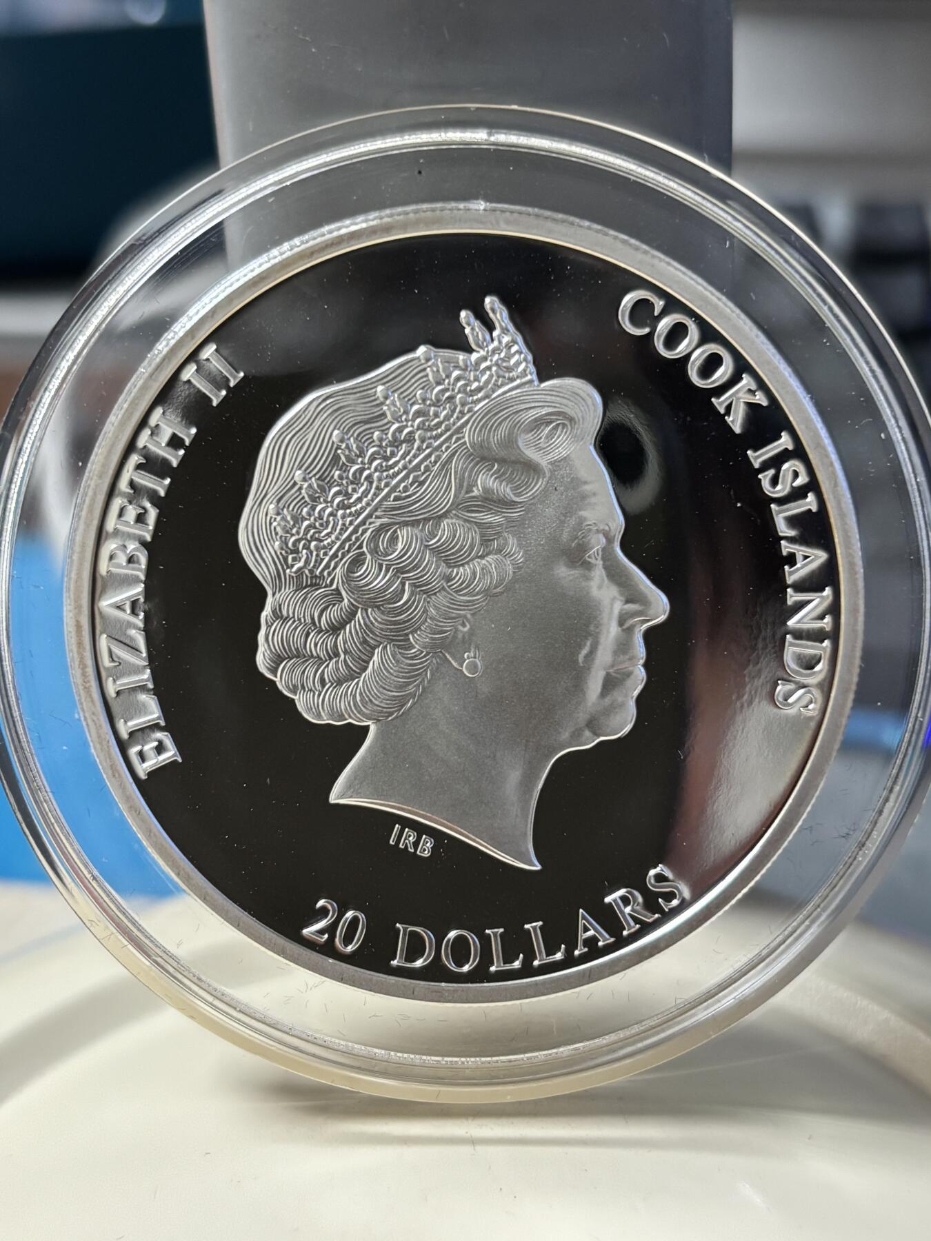 第182期拍卖 2012年库克20元镶水晶彩色精制银币 杰作系列-睡着的浴女（雷诺阿） 3盎司999银 盒证全，有氧化，国外售价在500美金左右，外盒有破