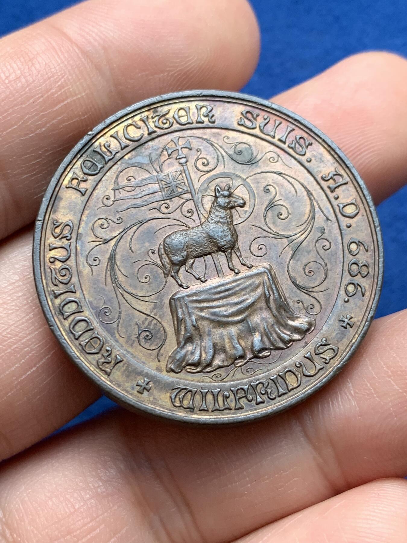 《竞宝斋》第440场 周日，周一，周二 3场连拍 （全场包邮） 英国里彭千年纪念铜章和白色金属章2枚，分别重27.52g，18.75g，尺寸36.2mm