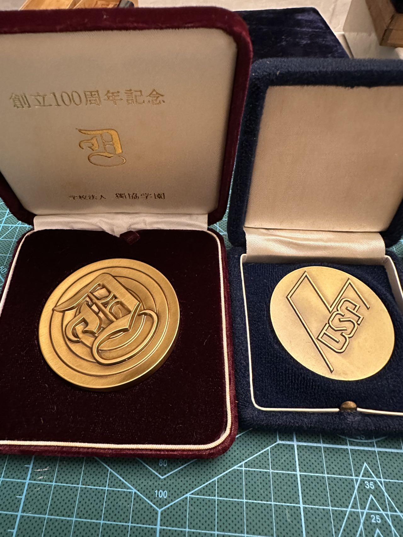 蒂克钱币-第48场日本章牌专场 日本 黄铜章 2枚 176克 绒布盒