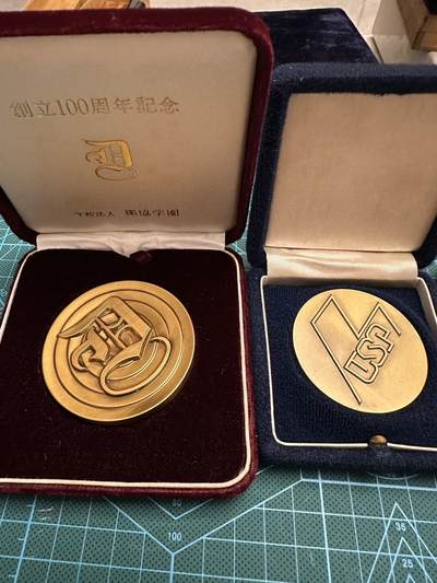 蒂克钱币-第48场日本章牌专场 - 日本 黄铜章 2枚 176克 绒布盒