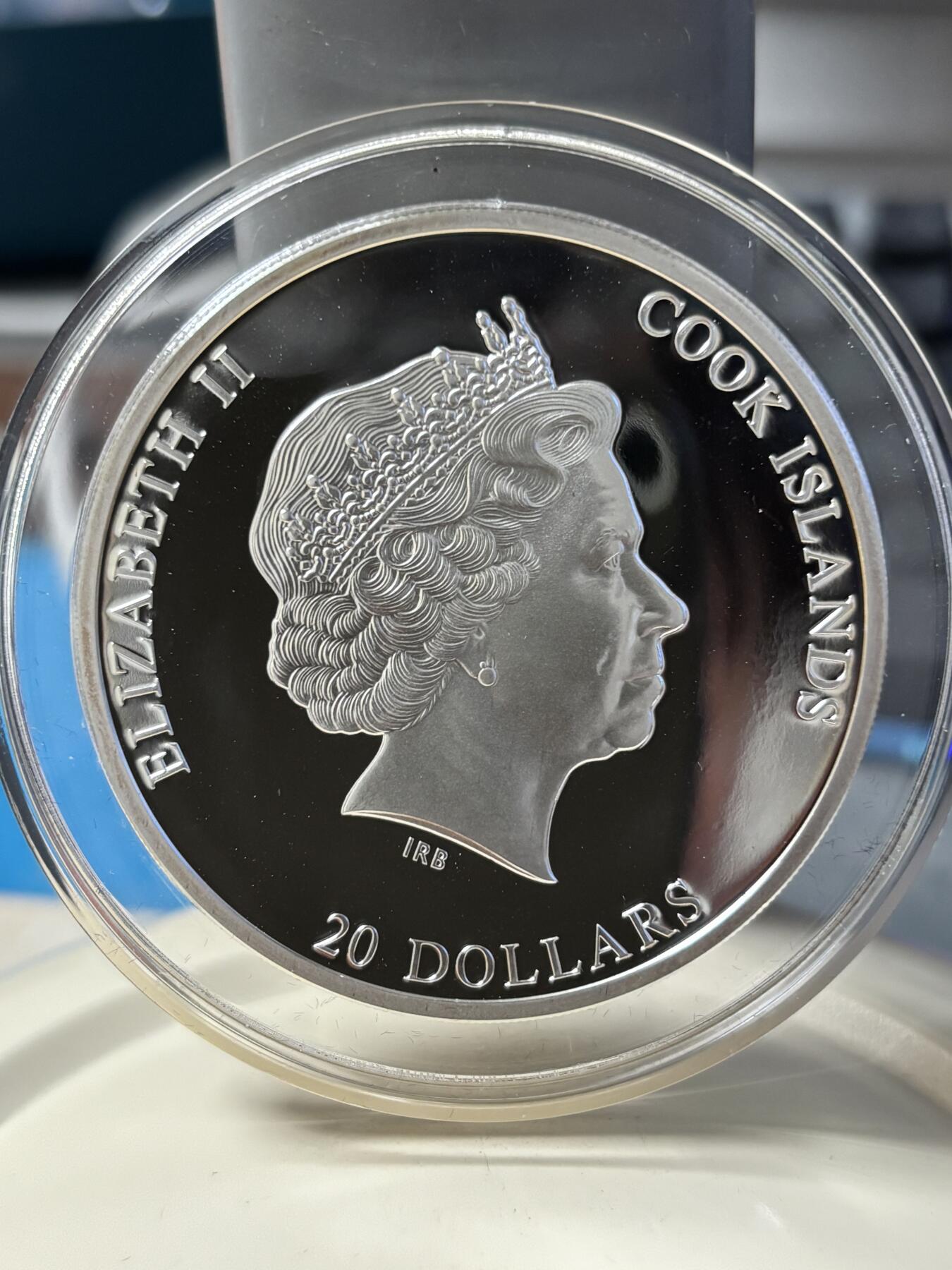 第182期拍卖 2012年库克20元镶水晶彩色精制银币 杰作系列-睡着的浴女（雷诺阿） 3盎司999银 盒证全，有氧化，国外售价在500美金左右，外盒有破