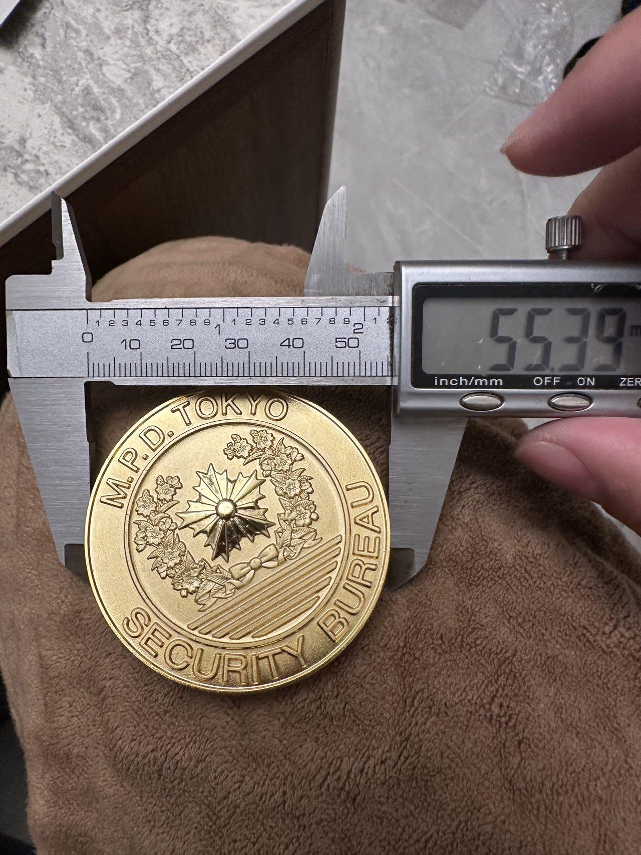 蒂克钱币-第48场日本章牌专场 日本 警视厅 警备部长镀金章 55mm 106g 绒布盒