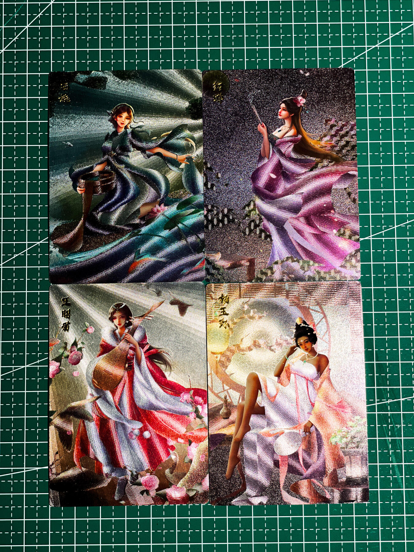 显眼宝36期 11月14日晚22:00截拍 佣金1起 可寄存～ 齐卡文化 四大美女 4张  部分有撞角介意慎拍 粗闪工艺 63*88