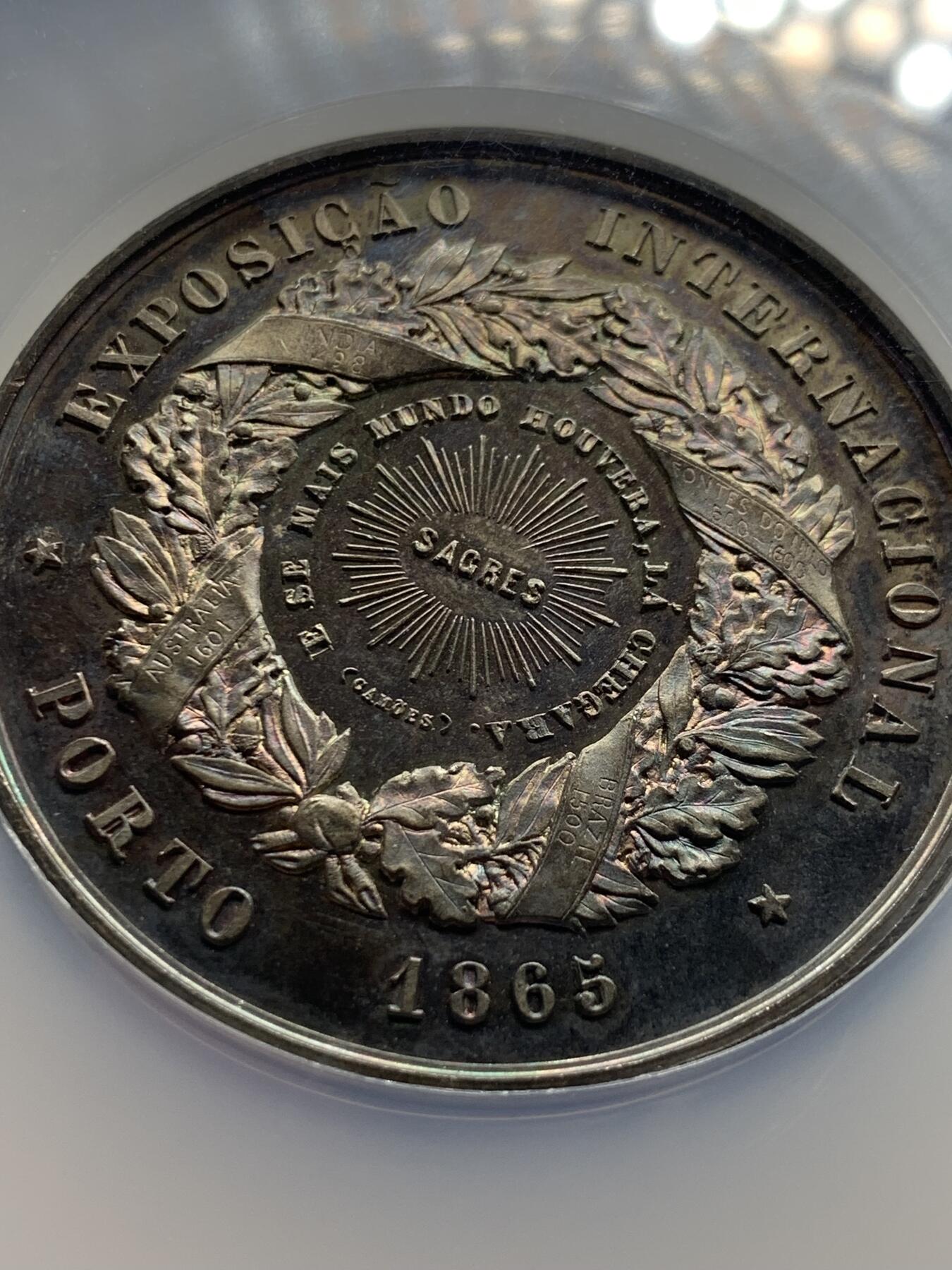 《竞宝斋》第440场 周日，周一，周二 3场连拍 （全场包邮） NGC MS61 葡萄牙1865年波尔多国际博览会大银章，首见品，高浮雕，深彩包浆，艺术性强，正面5个神话人物雕刻细腻，无磨损。赏心悦目爱不释手，这样的大银章很少见了。艺术价值高，值得珍藏。加大加厚盒。著名雕刻家：C.Wiener作品。直径：58mm，重：76g。