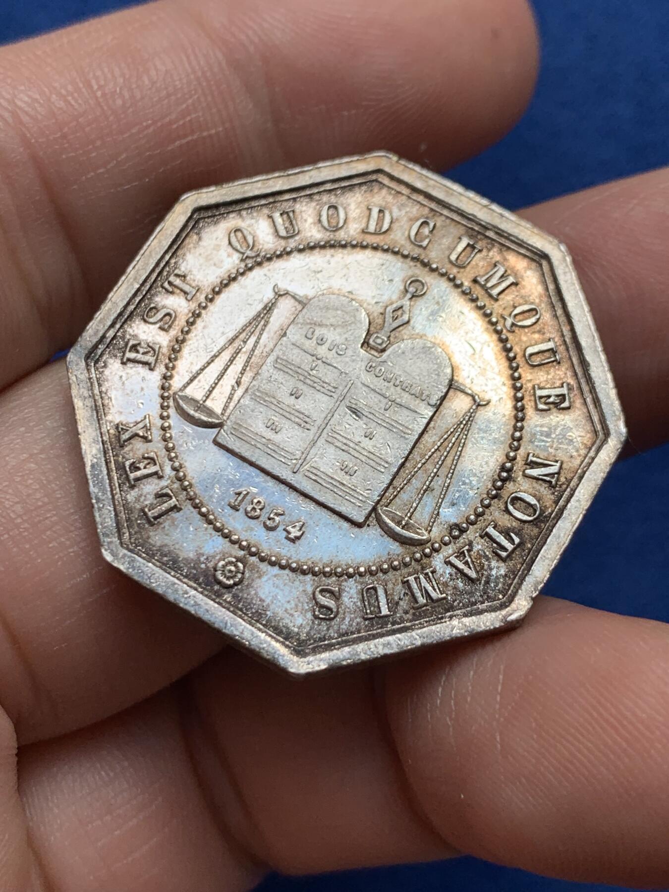 《竞宝斋》第440场 周日，周一，周二 3场连拍 （全场包邮） 法国亚眠公证人八角银质代币，16g，31.8mm，手指边铭