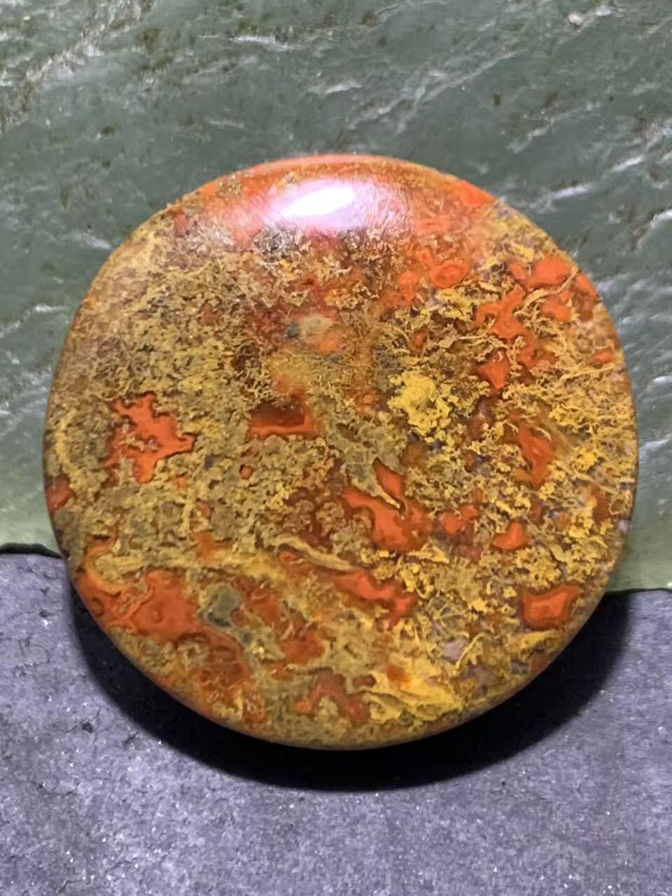 精美亚光草花纹战国红玛瑙手工俏色巧雕荷花板珠一个！