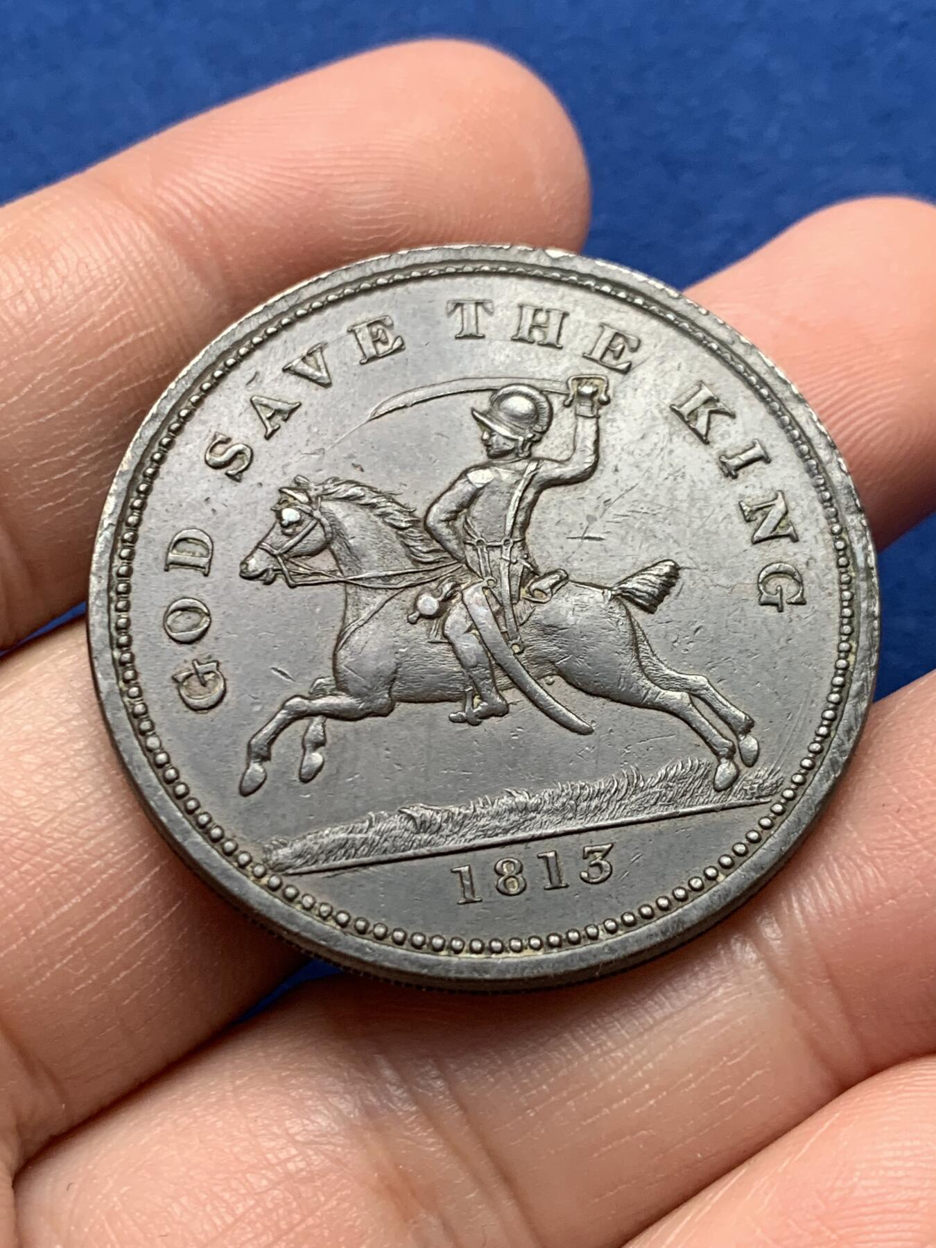 《竞宝斋》第440场 周日，周一，周二 3场连拍 （全场包邮） 英国1813年哈利索文济贫院加厚铜代币，正面是19世纪英国皇家骑兵图案，有“骑马与砍杀”的既视感，顶部写着“天佑吾王”，背面是修道院改建的哈利索文济贫院主视图，37mm，27.5g，少见的加厚代币品种