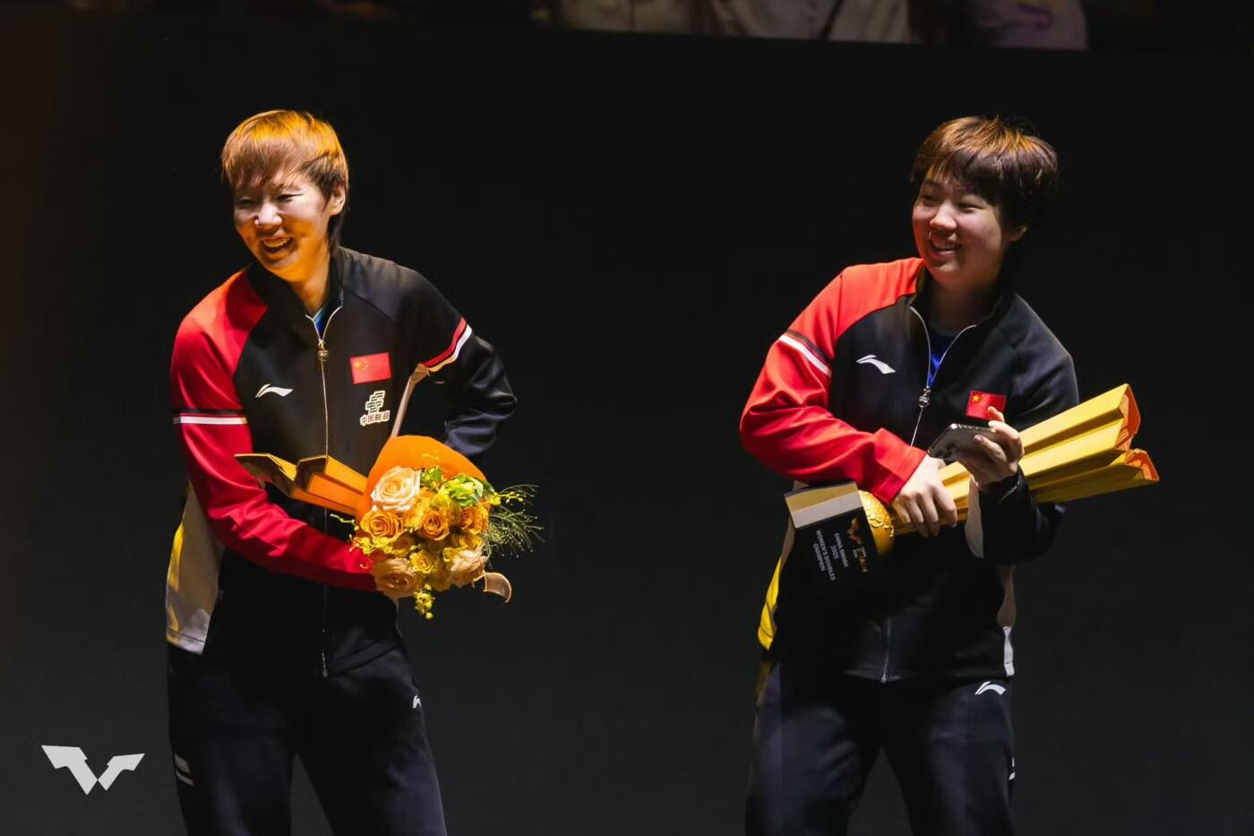 零元拍：黄金组合王曼昱蒯曼双签中国乒协官方出品《乒乓世界》纪念卡！24.5/17.5CM