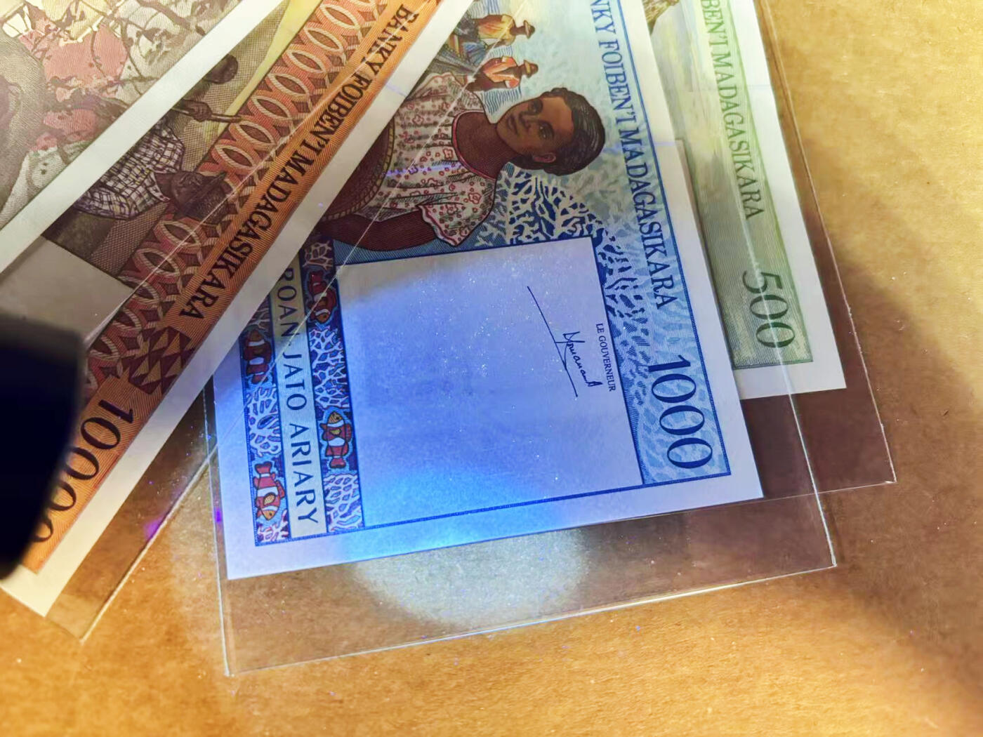 【Blue Auction】世界纸币精拍第752期——18级TOP拍卖/信誉/品质/专业/高效💫 【一组4张】马达加斯加、法国纸币一组  UNC（个别非常轻微荧光点）