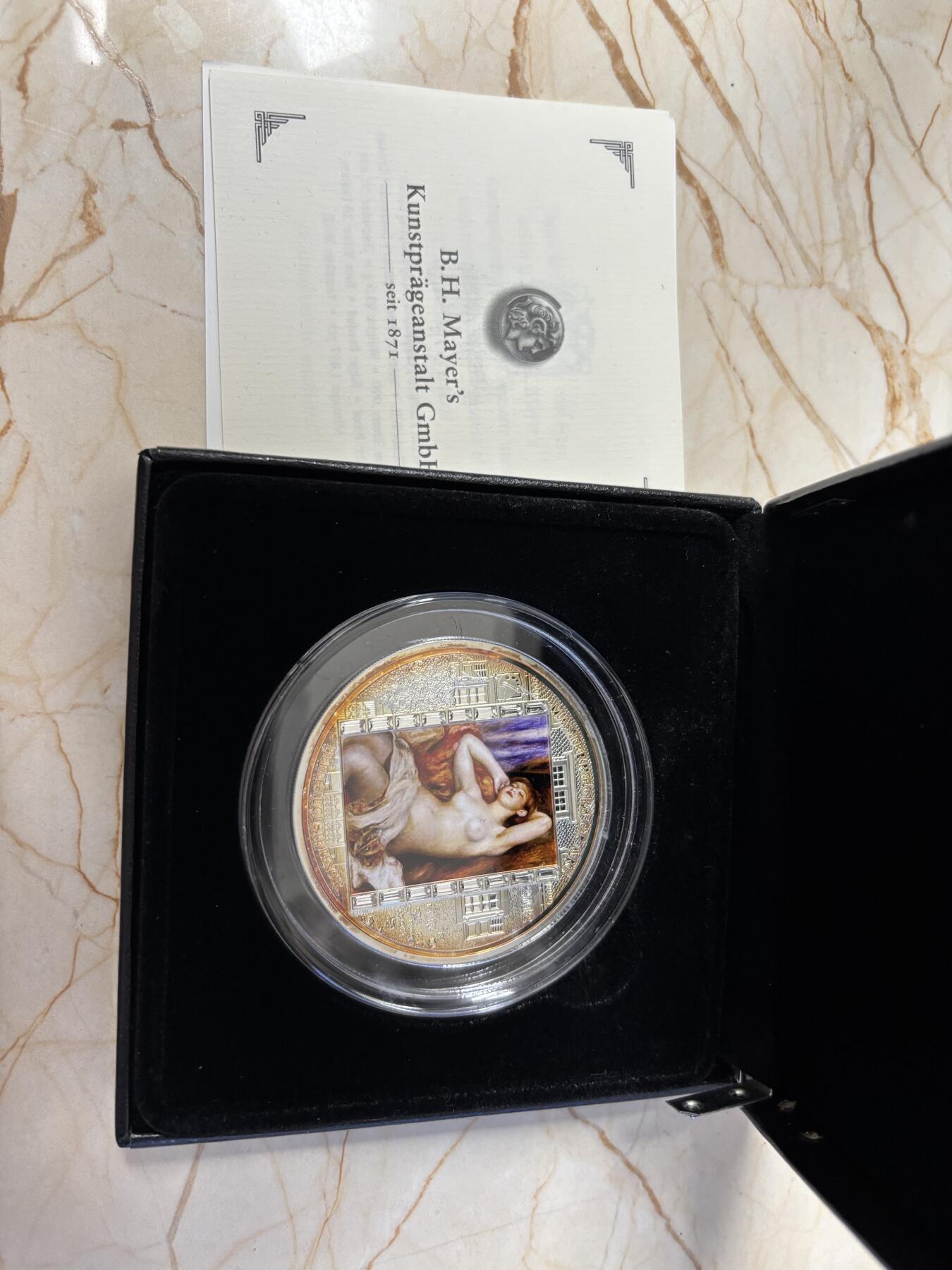 第182期拍卖 2012年库克20元镶水晶彩色精制银币 杰作系列-睡着的浴女（雷诺阿） 3盎司999银 盒证全，有氧化，国外售价在500美金左右，外盒有破