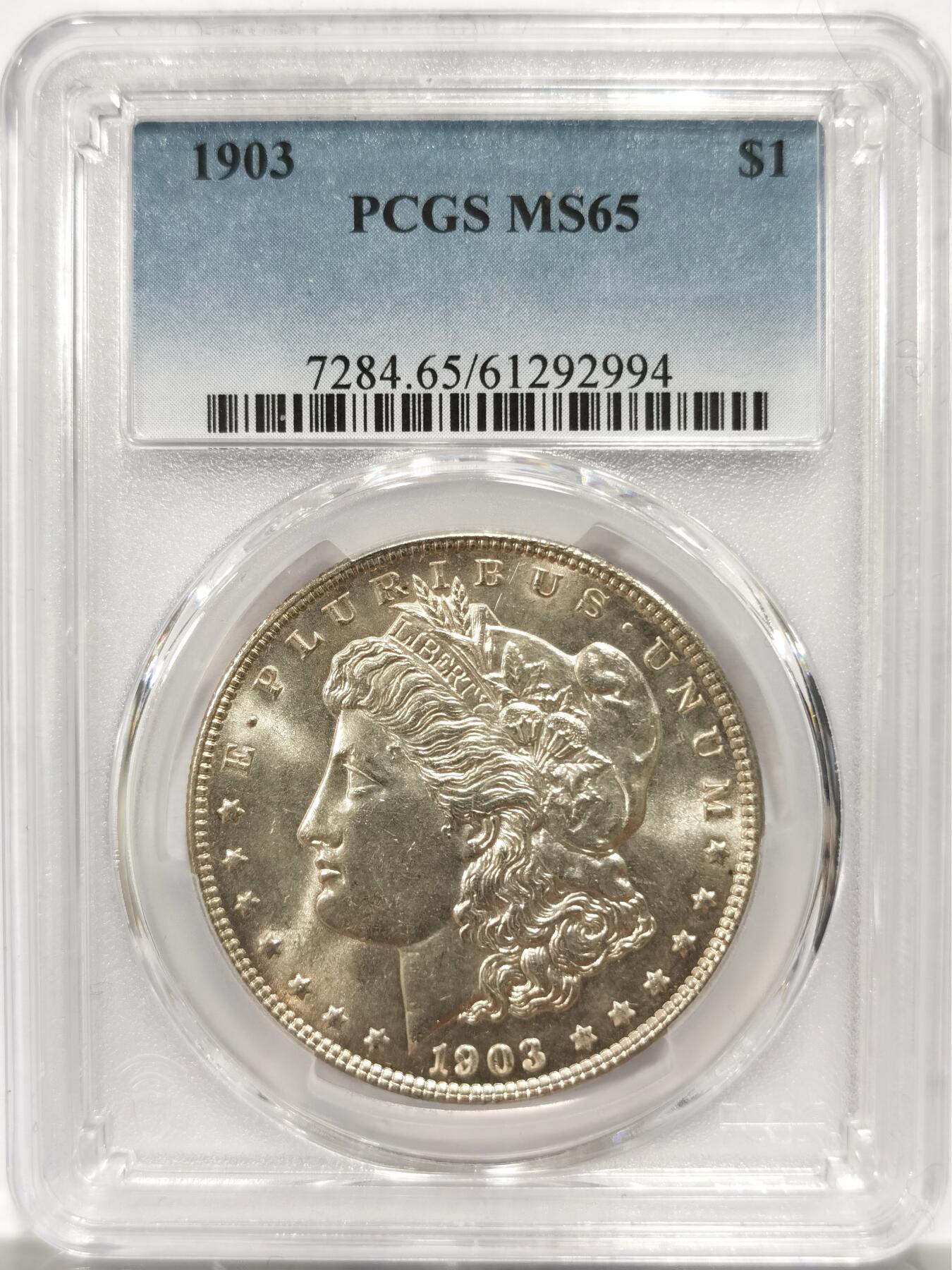 博洋堂藏家专场系列之美国钱币白金之夜专场暨第148期（全场包邮） PCGS MS65 美国1903 摩根 此年绝大多数银币一出厂便直接入库 在《皮特曼法案》的大规模熔毁中 因遵循“后进先出”原则 这些最新入库的1903年银元首当其冲 超过95%的产量在原封币袋中就被销毁 因此这个本应常见的年份 其未流通品相意外地变得极其稀有和珍贵 此枚麦稀奇所见最高分 品相极佳 十字转光 收藏好品
