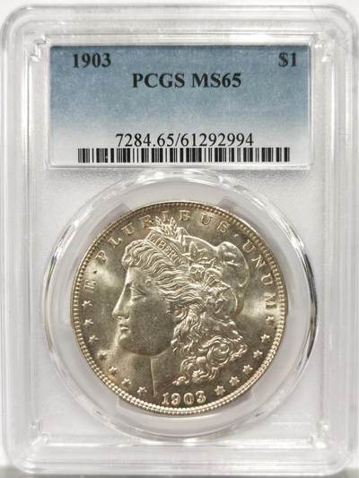 博洋堂藏家专场系列之美国钱币白金之夜专场暨第148期（全场包邮） - PCGS MS65 美国1903 摩根 此年绝大多数银币一出厂便直接入库 在《皮特曼法案》的大规模熔毁中 因遵循“后进先出”原则 这些最新入库的1903年银元首当其冲 超过95%的产量在原封币袋中就被销毁 因此这个本应常见的年份 其未流通品相意外地变得极其稀有和珍贵 此枚麦稀奇所见最高分 品相极佳 十字转光 收藏好品