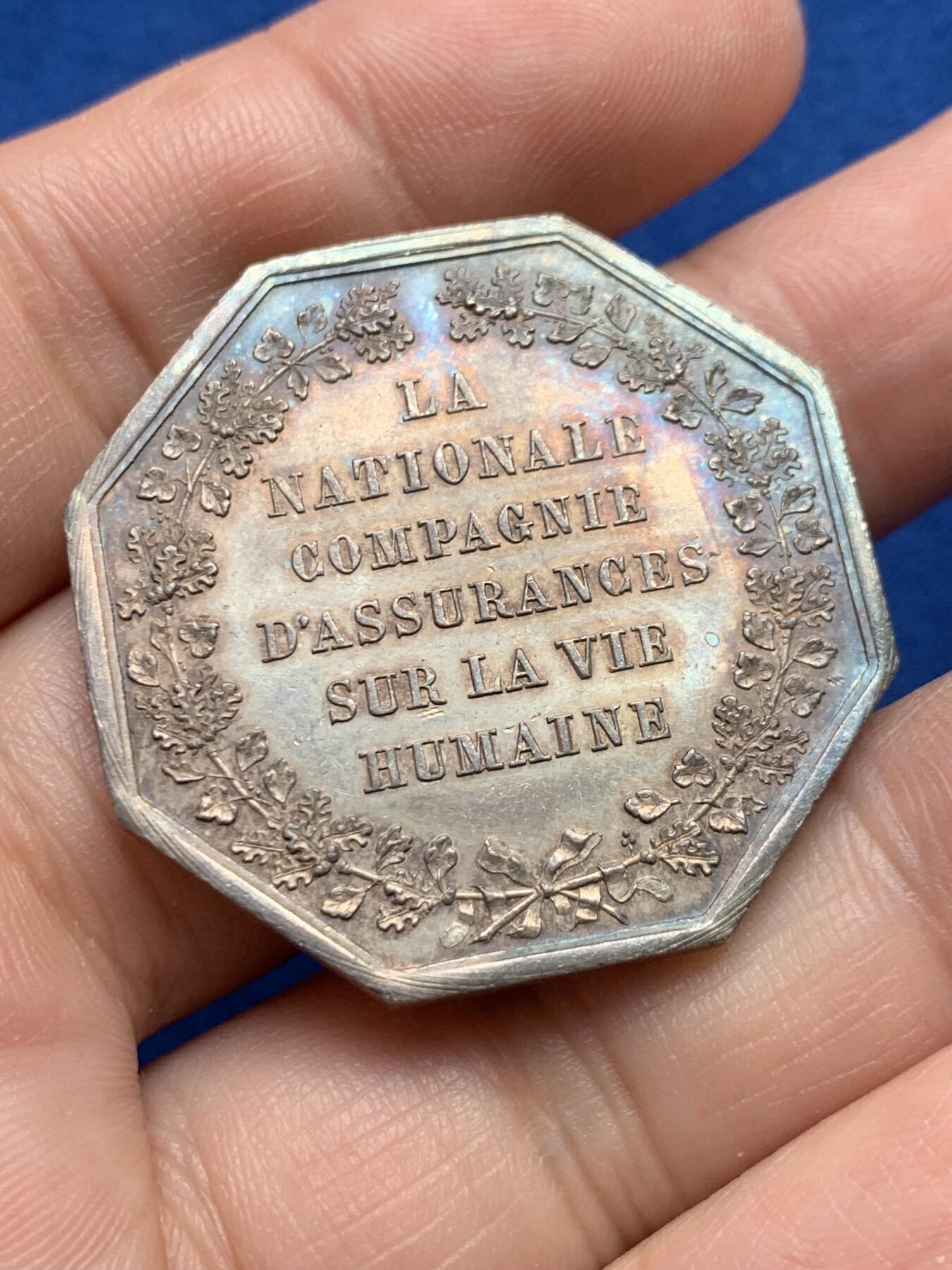 《竞宝斋》第440场 周日，周一，周二 3场连拍 （全场包邮） 法国国家人寿保险公司八角银章，36.2MM，20.9克，蜜蜂边铭，此边铭较少