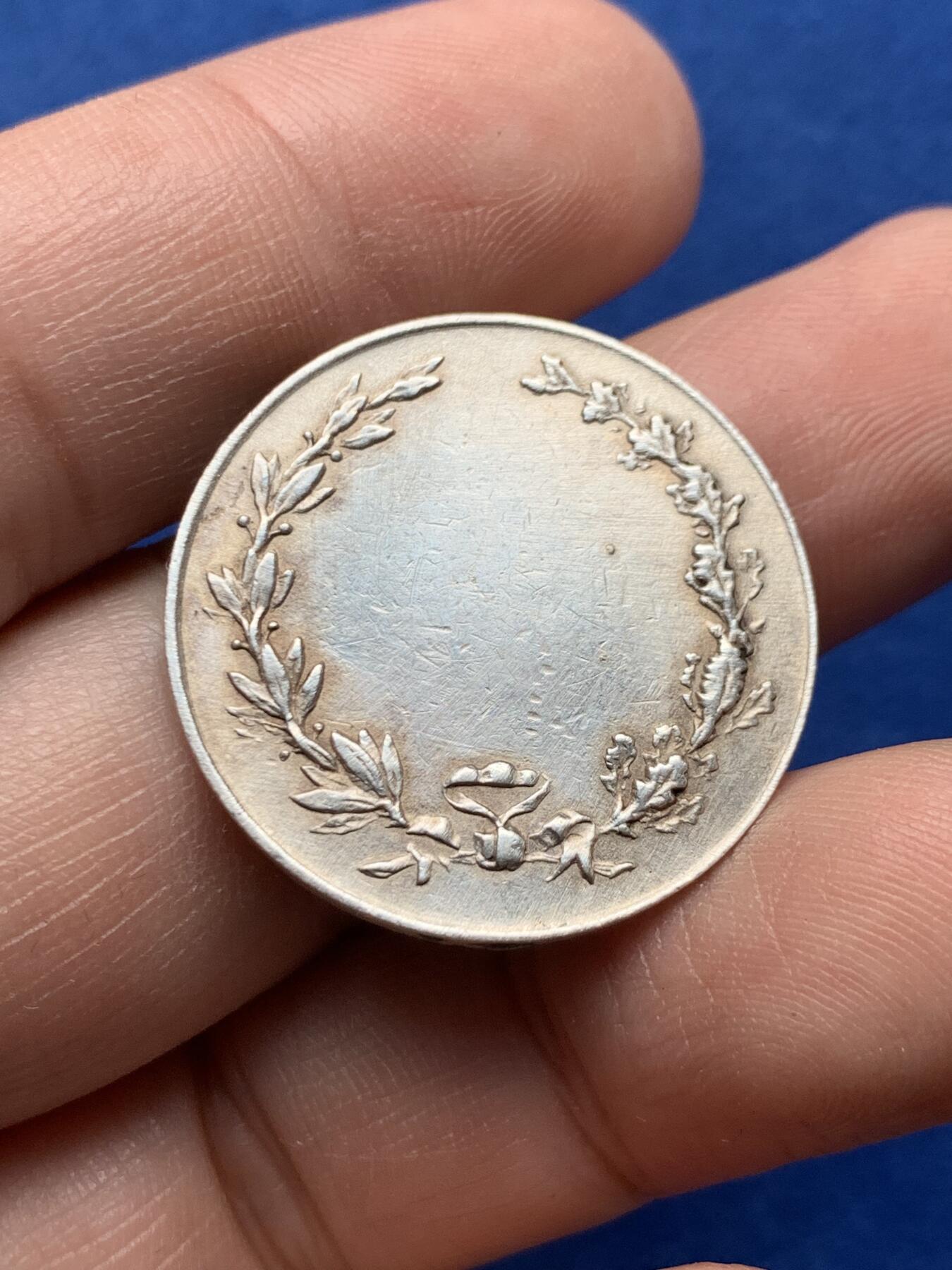 《竞宝斋》第440场 周日，周一，周二 3场连拍 （全场包邮） 法国结婚纪念银章 未刻字 27.9mm 8.15g 边缘有处理痕迹