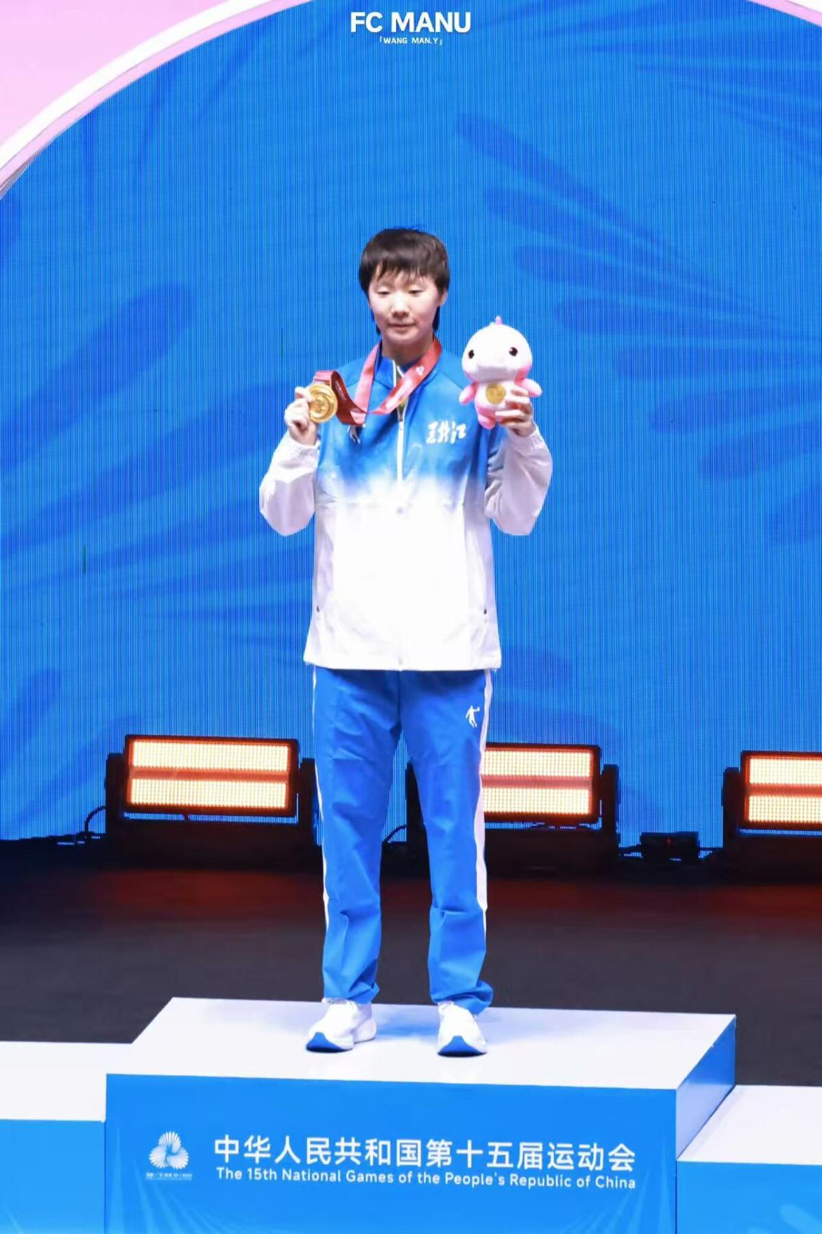 零元拍：黄金组合王曼昱蒯曼双签中国乒协官方出品《乒乓世界》纪念卡！24.5/17.5CM