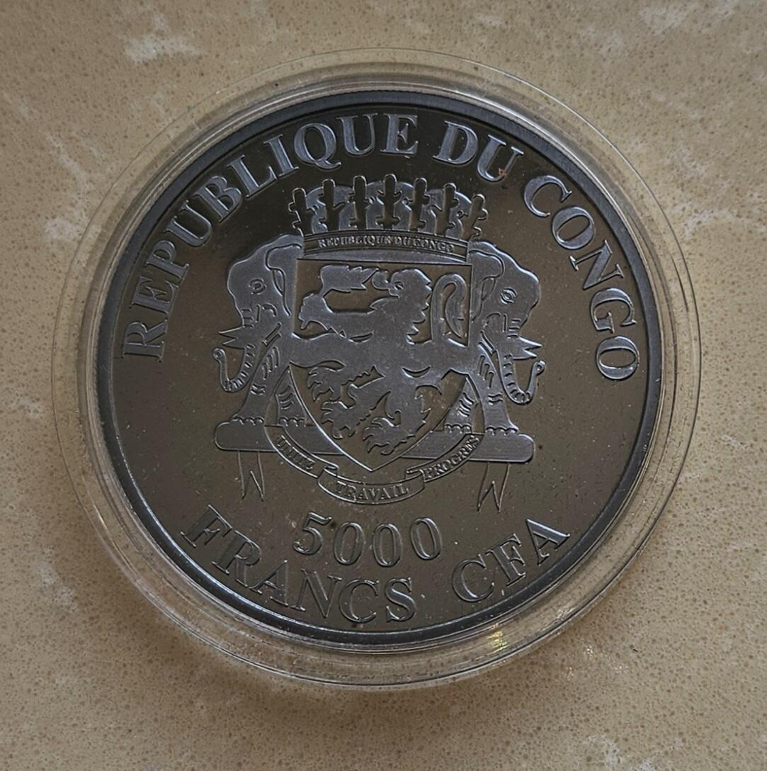 【币将精彩】世界钱币拍卖（2025-12-10） 刚果2013年非洲雄狮四盎司仿古银币  面值5000法郎，直径60.15毫米，重4盎司，仿古工艺，发行量400枚，币身镌刻编号，带包装。