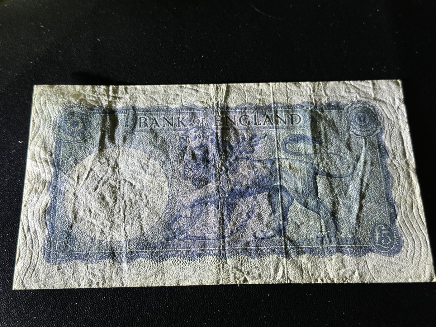 《外钞收藏家》第五百八十六期（品种丰富、精品多）（本平台长期征集拍品、欢迎藏友们联系合作） 英国B序列5镑 非全新 品相如图 号码无47靓号