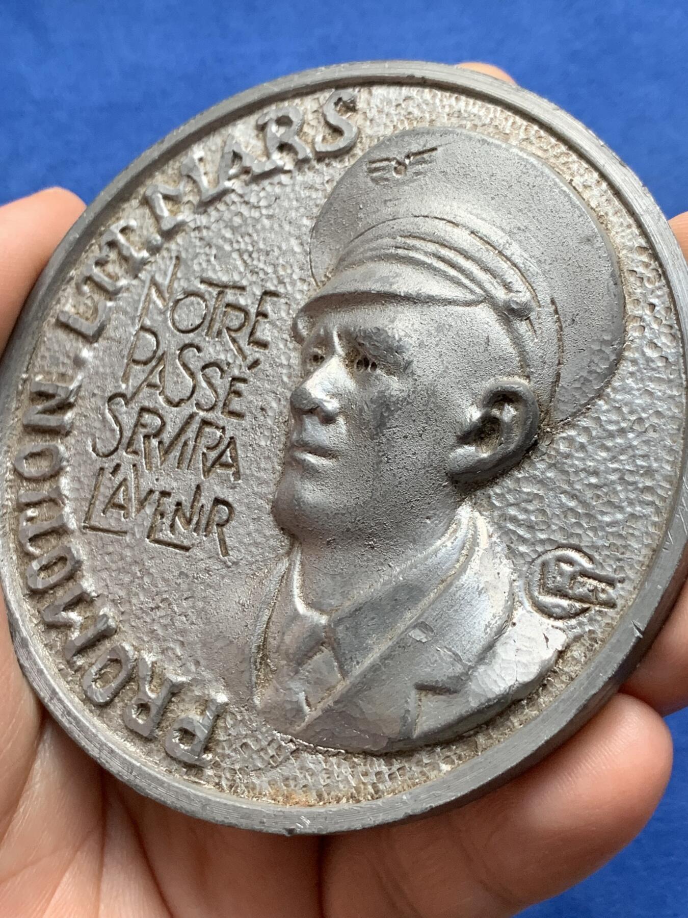 《竞宝斋》第440场 周日，周一，周二 3场连拍 （全场包邮） 法国空军军事学校白色金属纪念章 直径84mm 重量298.7g