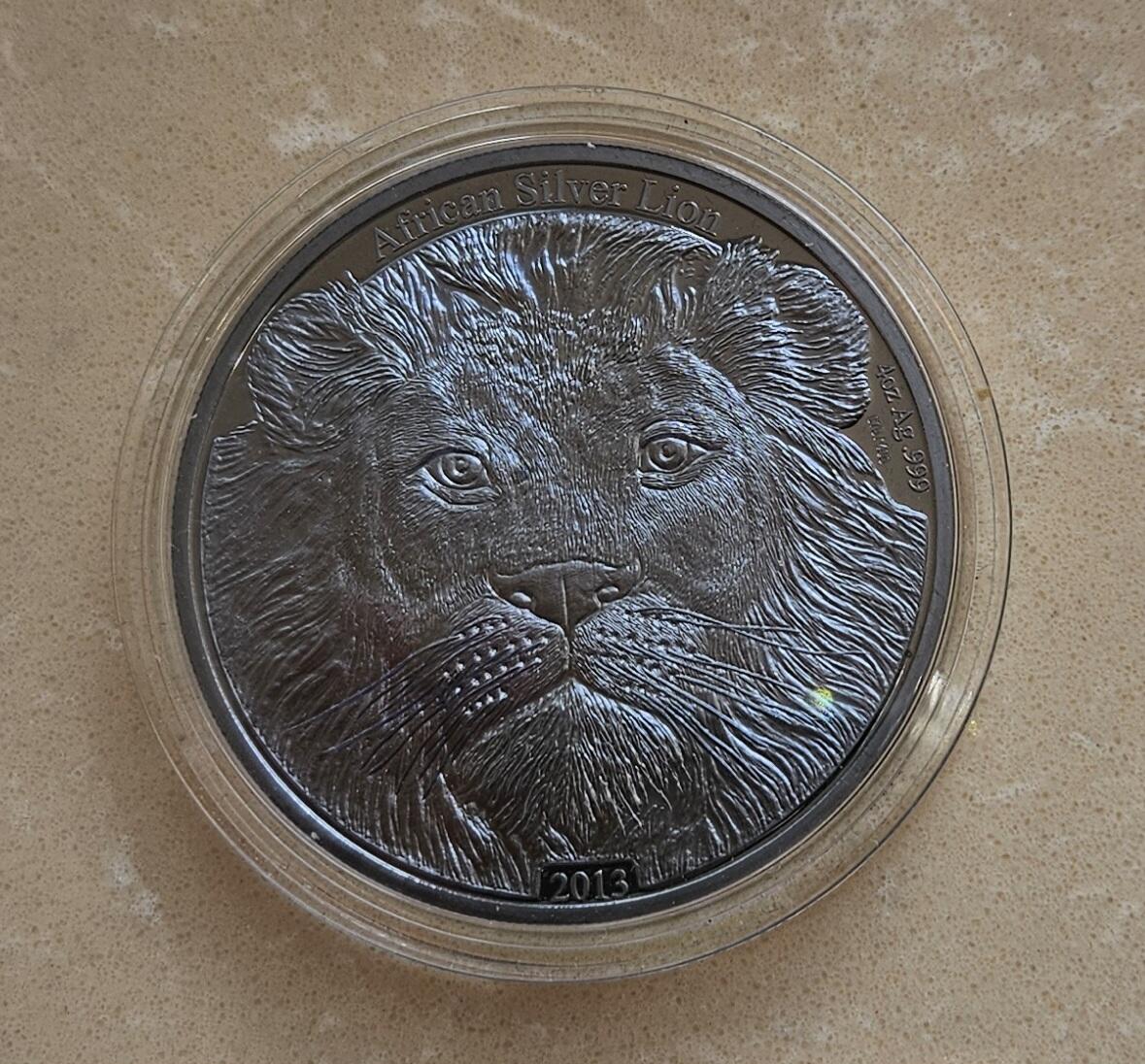 【币将精彩】世界钱币拍卖（2025-12-10） 刚果2013年非洲雄狮四盎司仿古银币  面值5000法郎，直径60.15毫米，重4盎司，仿古工艺，发行量400枚，币身镌刻编号，带包装。