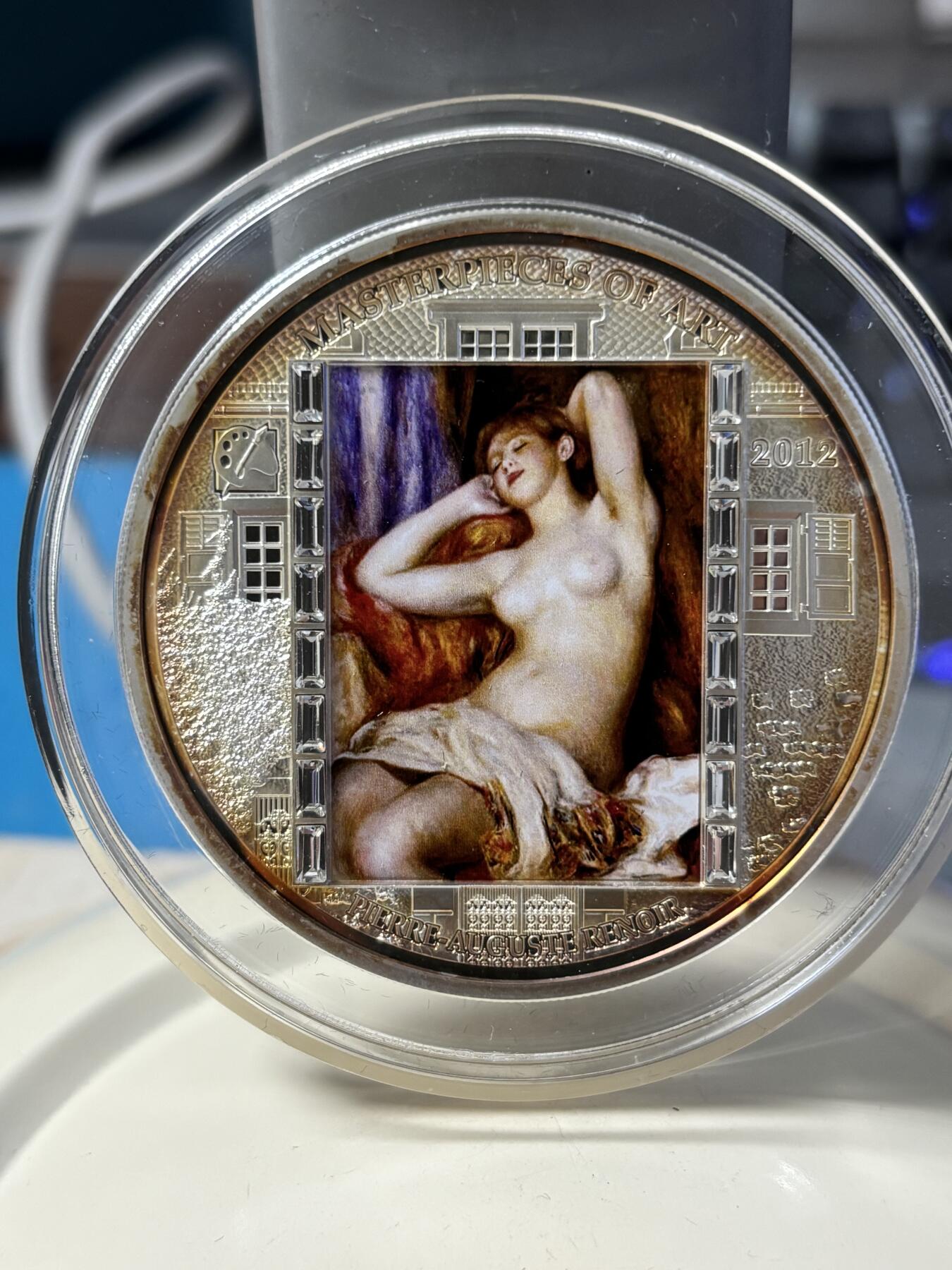 第182期拍卖 2012年库克20元镶水晶彩色精制银币 杰作系列-睡着的浴女（雷诺阿） 3盎司999银 盒证全，有氧化，国外售价在500美金左右，外盒有破