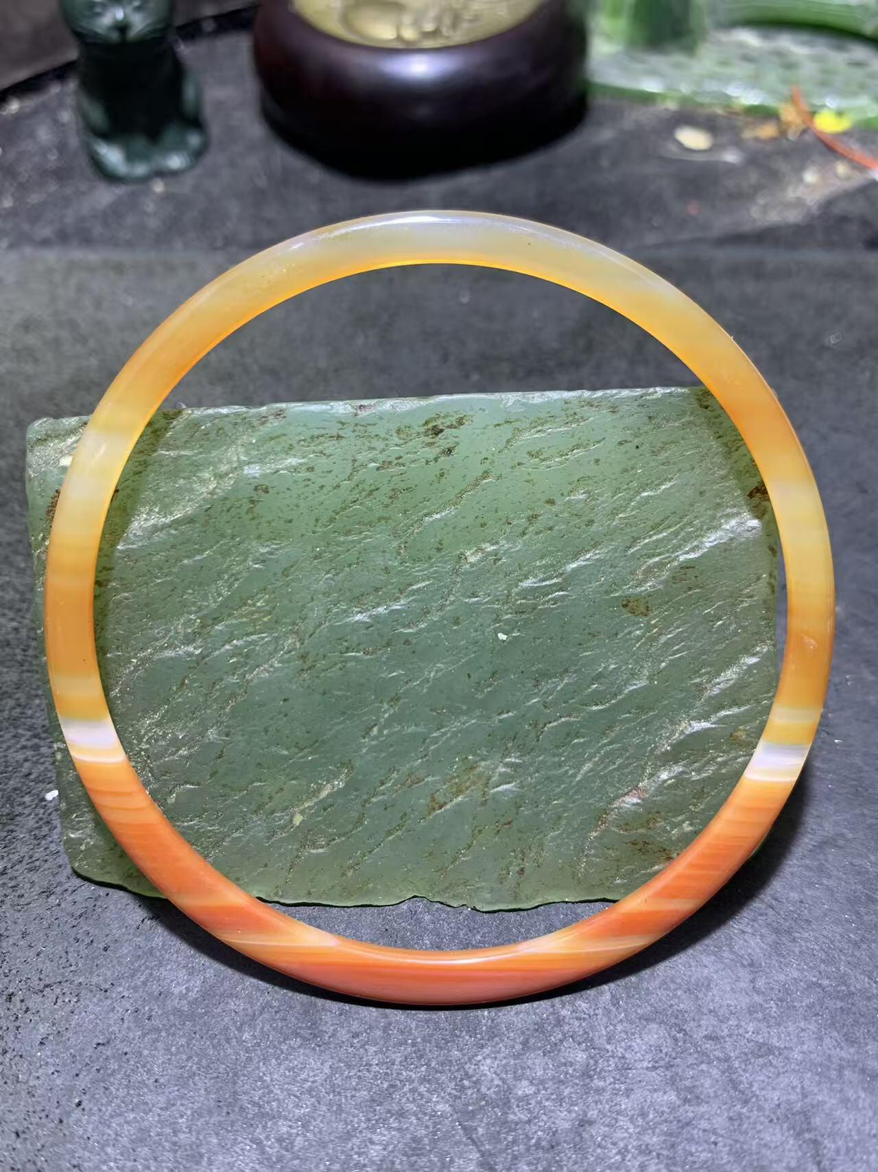 精美缠丝玛瑙条镯一只