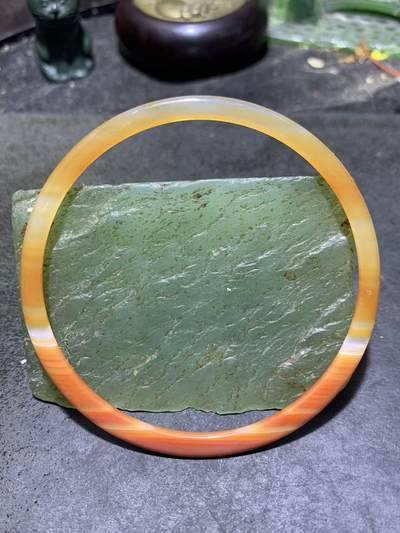 精美缠丝玛瑙条镯一只 精美缠丝玛瑙条镯一只