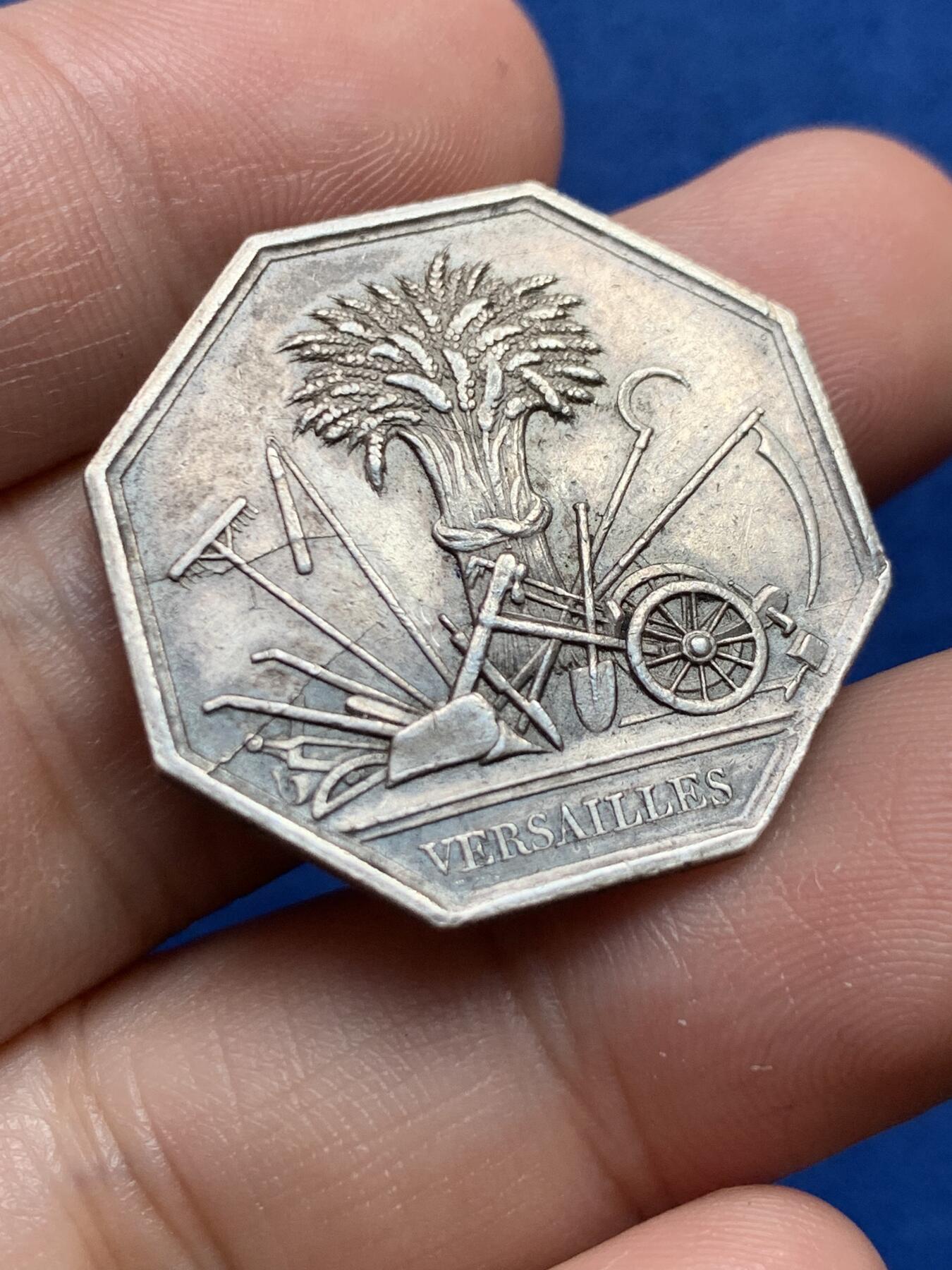 《竞宝斋》第440场 周日，周一，周二 3场连拍 （全场包邮） 法国凡尔赛皇家农业协会八角银质代币，11.22g，29mm，油灯边铭