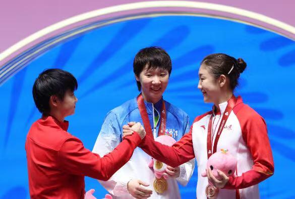 零元拍：黄金组合王曼昱蒯曼双签中国乒协官方出品《乒乓世界》纪念卡！24.5/17.5CM