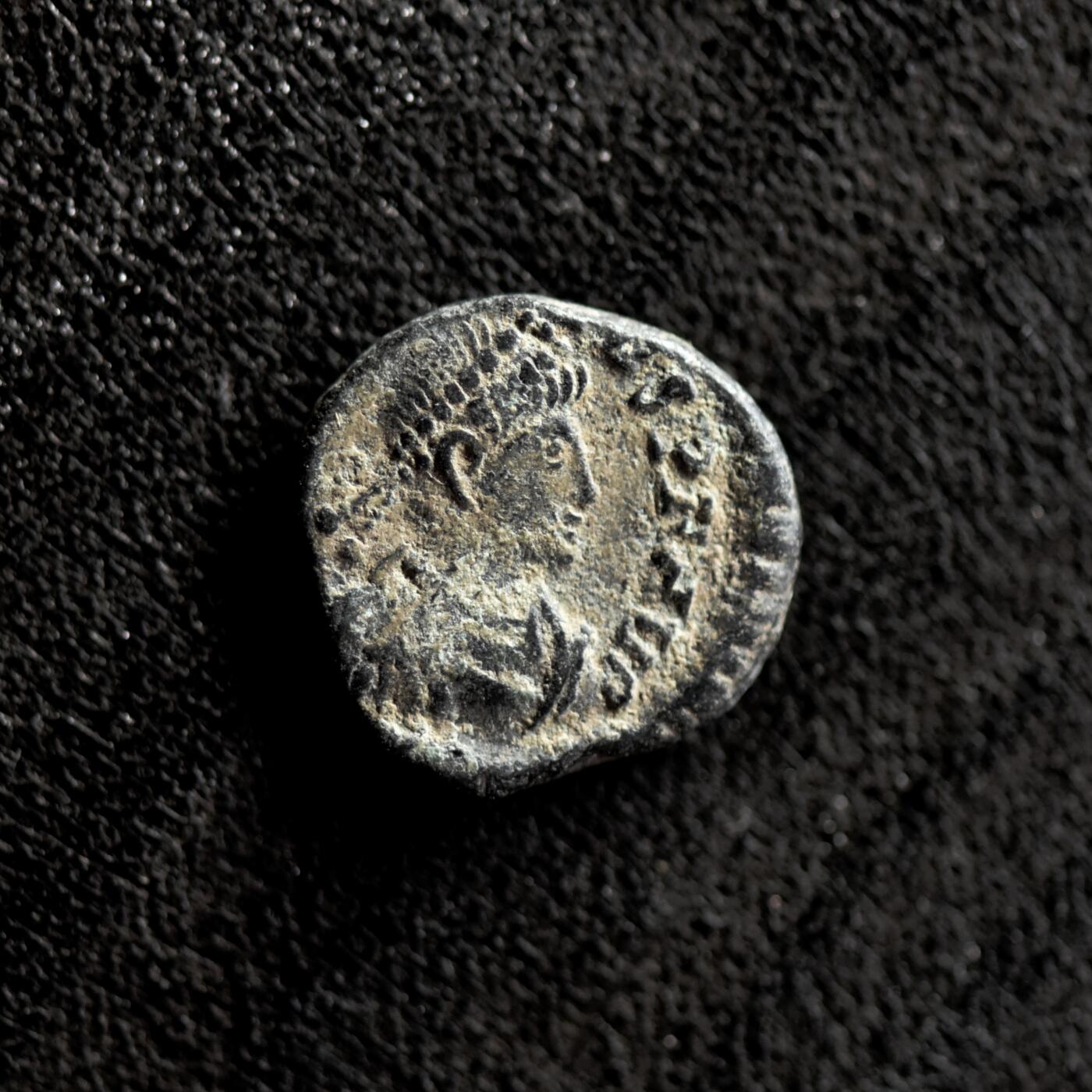 【良泉】第41期【自动场】11月27日晚19.30点开拍！86组，西方古代钱币专场 公元383-408年【古罗马】东罗马帝国首位皇帝，阿卡迪乌斯“蛮族俘虏”铜币，1.07克