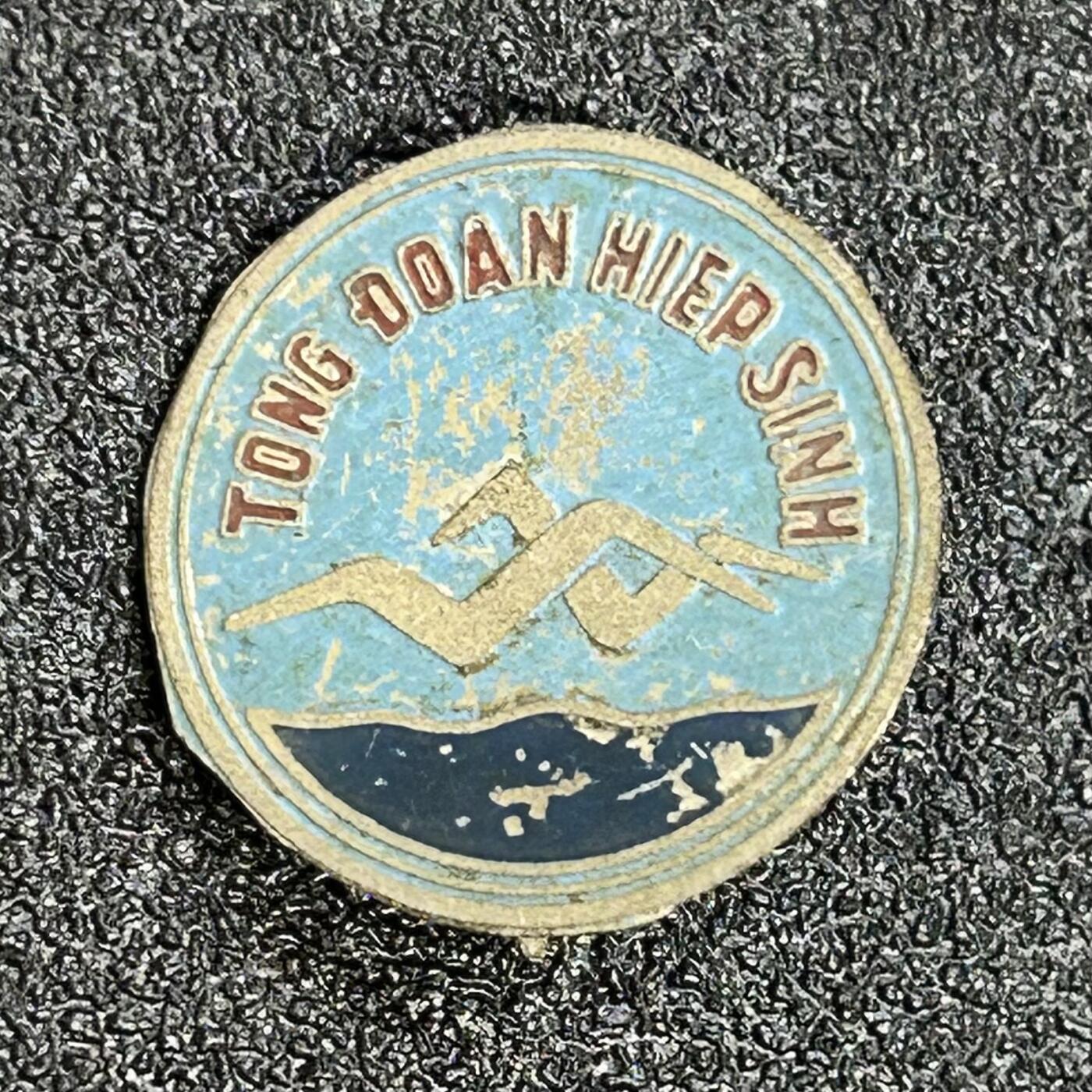 西秦中古拍卖第六十六期 越南战争时期 越南结伴求学总团证章 铜制