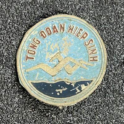 西秦中古拍卖第六十六期 - 越南战争时期 越南结伴求学总团证章 铜制