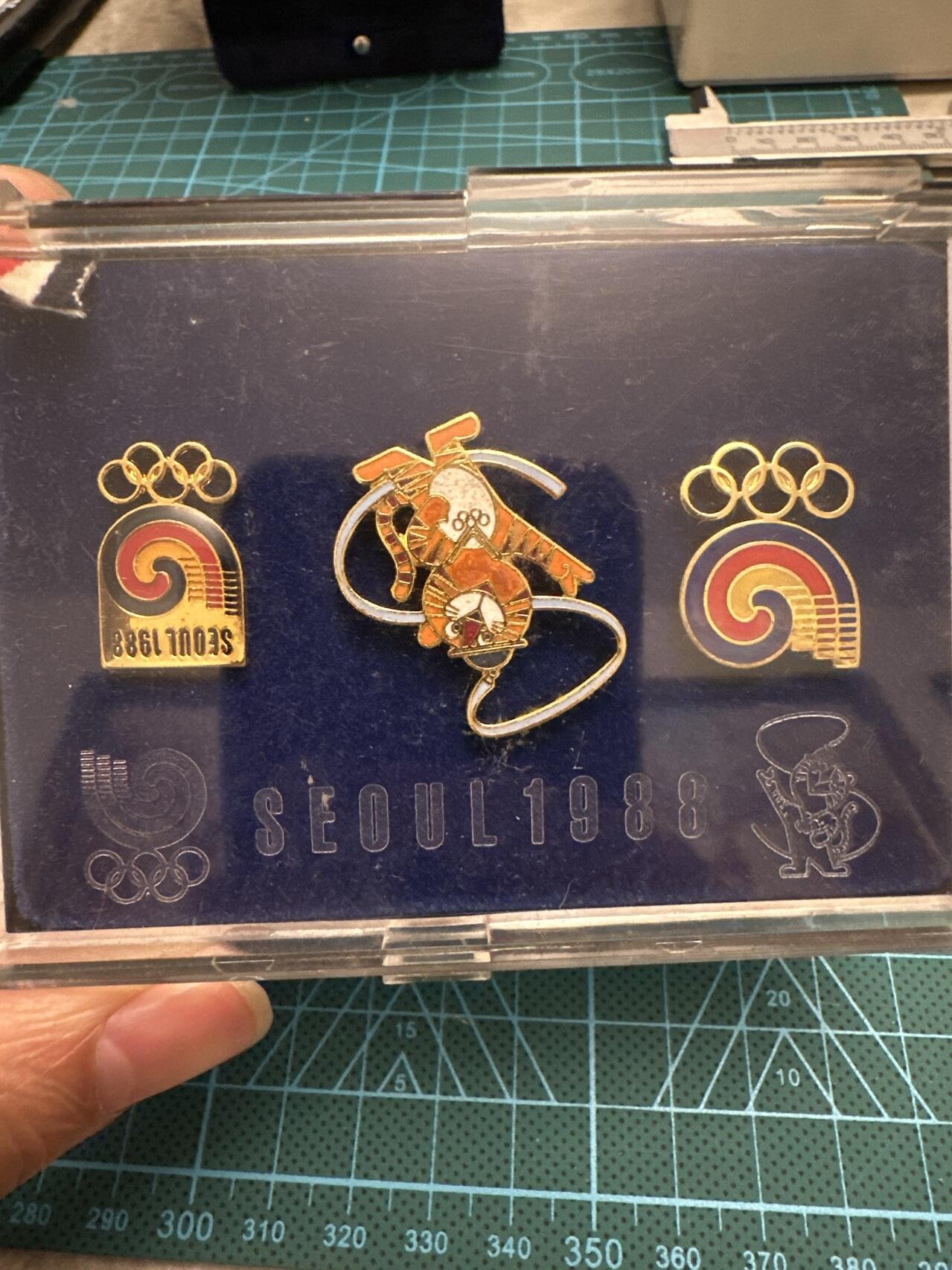 蒂克钱币-第48场日本章牌专场 1988年 首尔奥运 徽章三枚  原盒