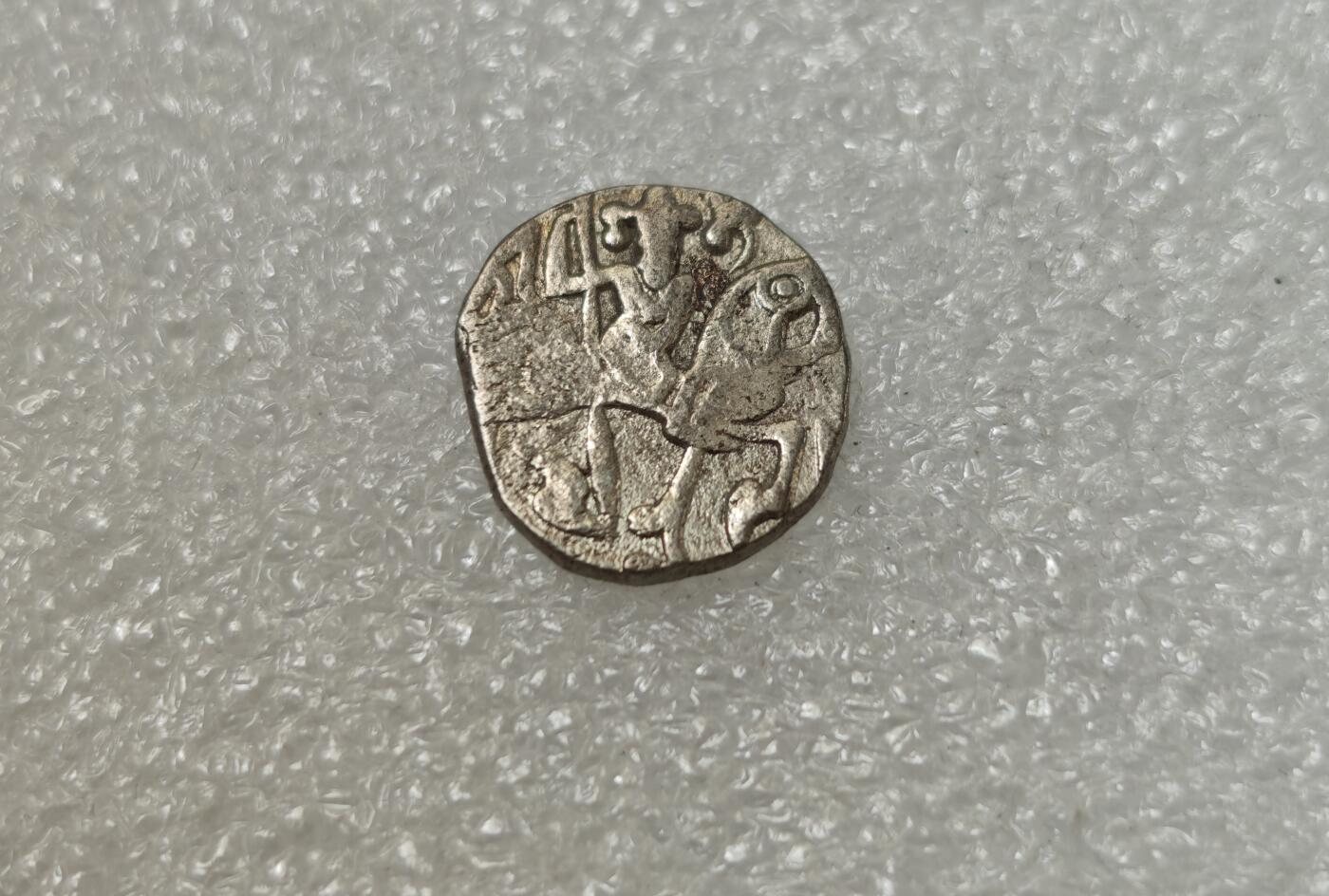 瓶子🏺第217期拍卖会  公元700-750年  沙希王朝牛瘤骑士打制银币