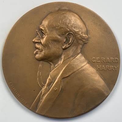 掌中浮雕-藏着的欧洲第042场 - 1925年比利时作家杰拉德.哈里纪念大铜章，70.5mm，113g，雕刻大师Devreese作品
