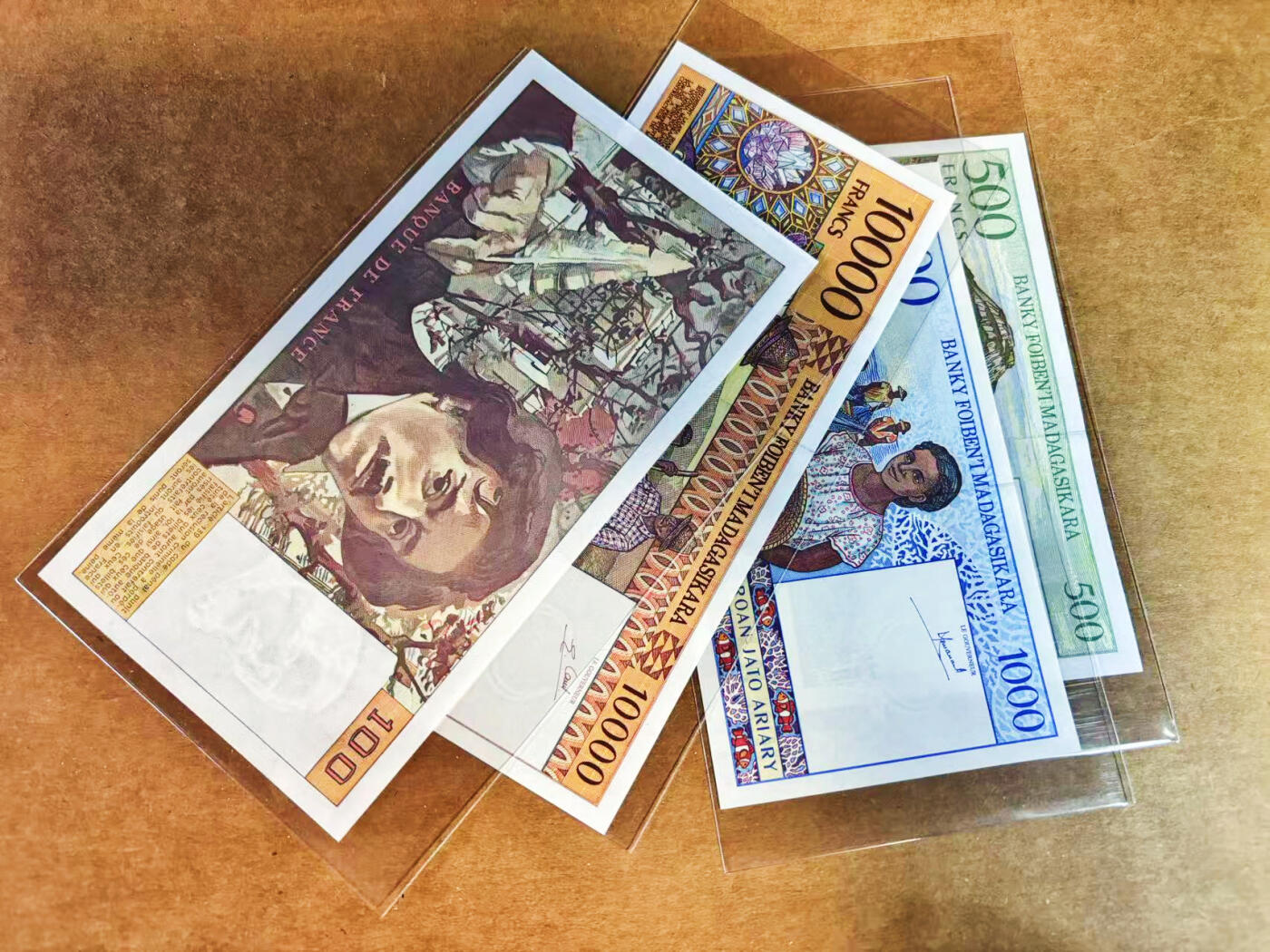 【Blue Auction】世界纸币精拍第752期——18级TOP拍卖/信誉/品质/专业/高效💫 【一组4张】马达加斯加、法国纸币一组  UNC（个别非常轻微荧光点）