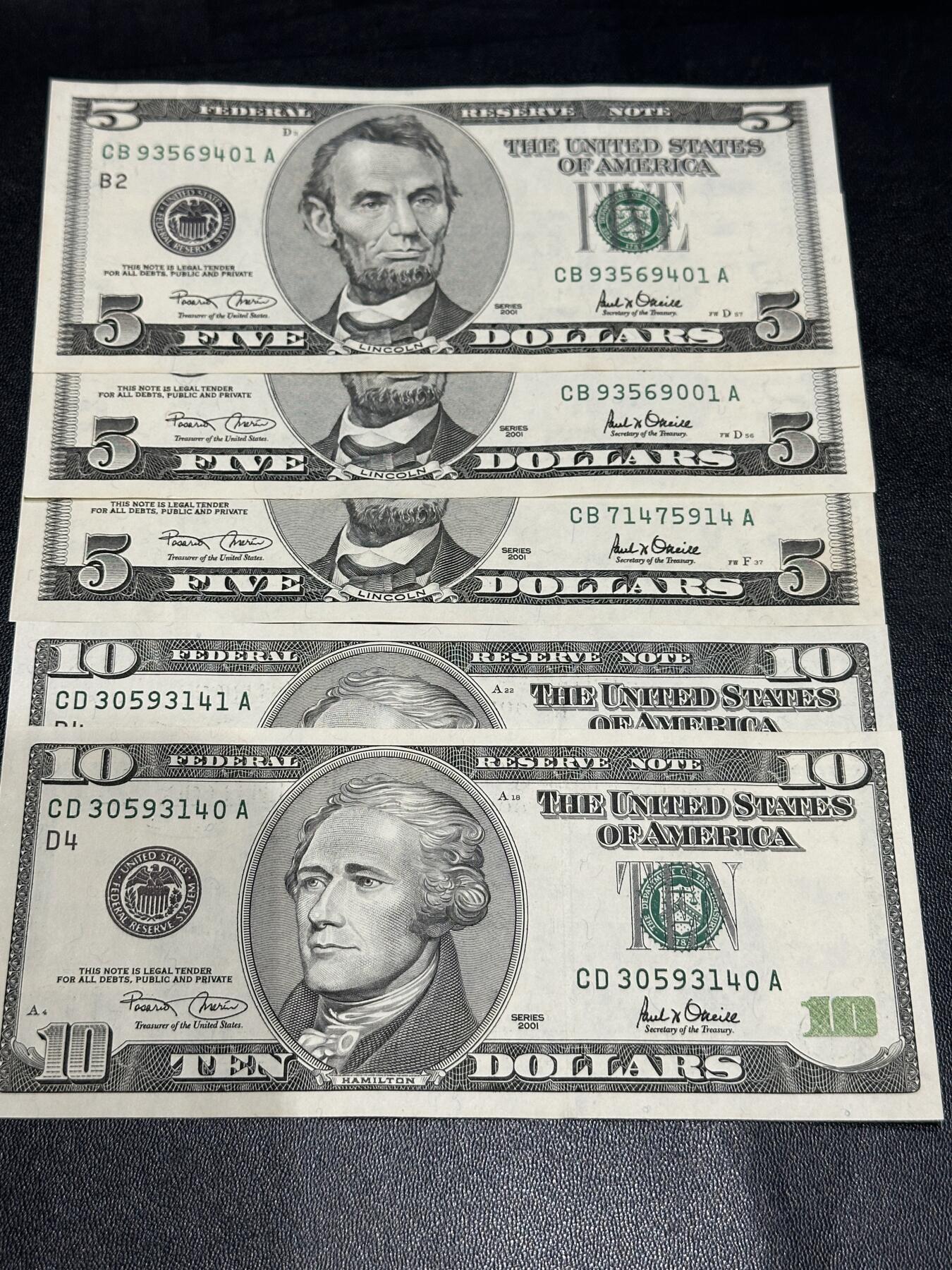 《外钞收藏家》第五百八十六期（品种丰富、精品多）（本平台长期征集拍品、欢迎藏友们联系合作） 2001年美国大头版5三张和10美元2连号 5张一起 全新不绝 轻微潮