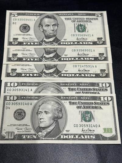 《外钞收藏家》第五百八十六期（品种丰富、精品多）（本平台长期征集拍品、欢迎藏友们联系合作） - 2001年美国大头版5三张和10美元2连号 5张一起 全新不绝 轻微潮