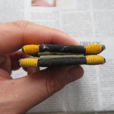 18--后配对55海军学员常服肩章一付（一支扎过孔，两支颜色长度略有差异） 18--后配对55海军学员常服肩章一付（一支扎过孔，两支颜色长度略有差异）