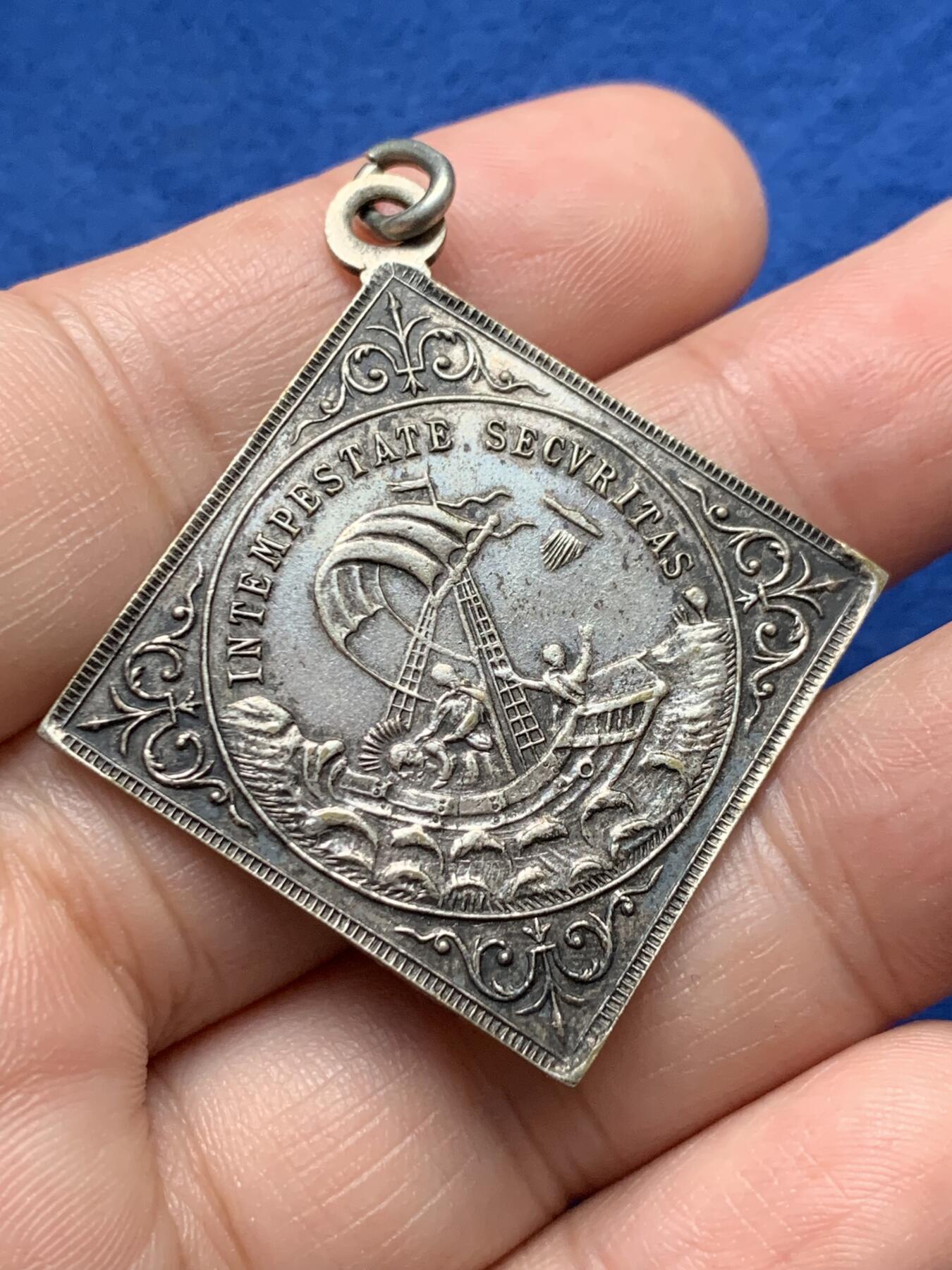 《竞宝斋》第440场 周日，周一，周二 3场连拍 （全场包邮） 匈牙利圣乔治屠龙镀银菱形纪念章，9.73g，31.2mm