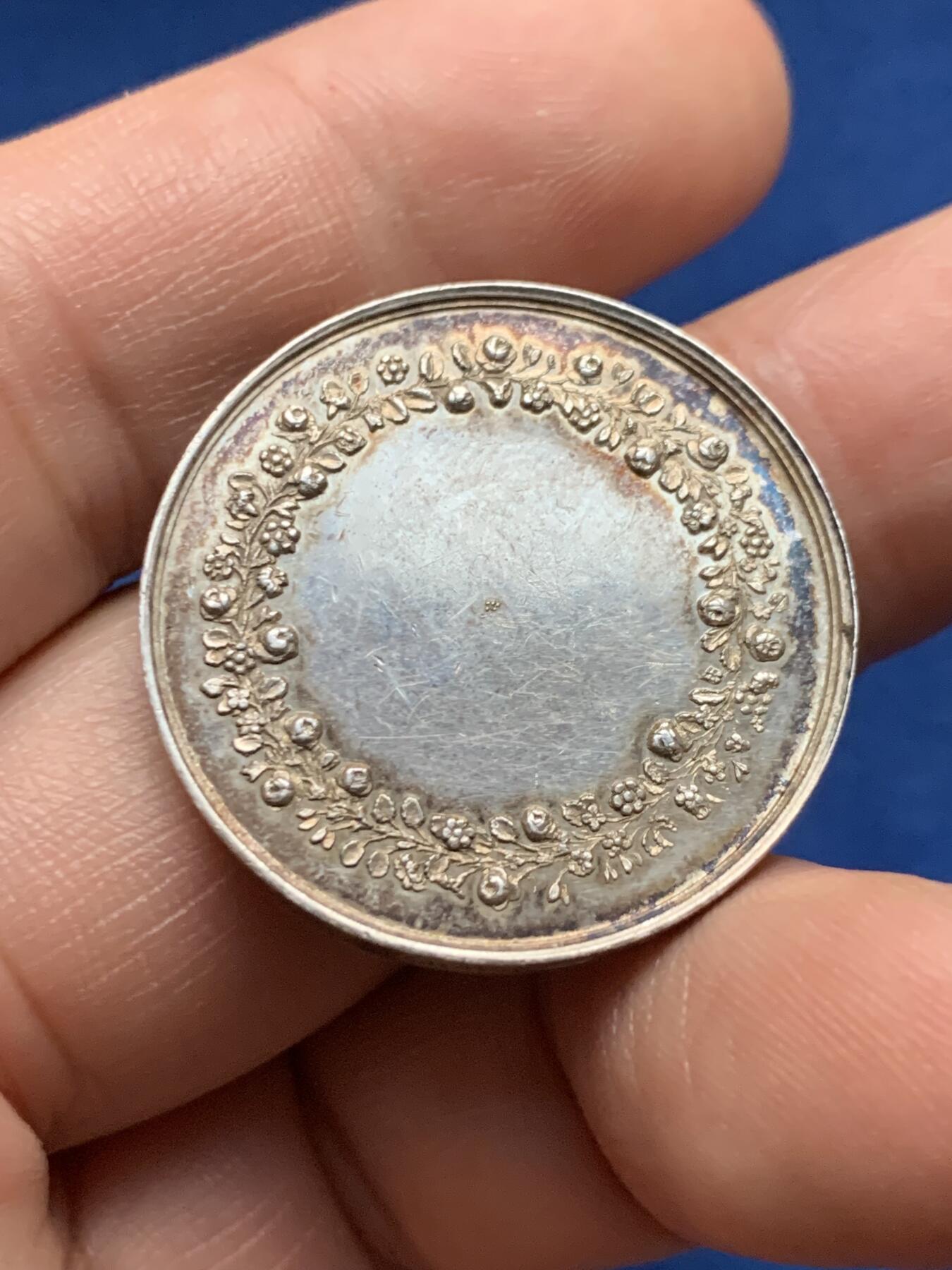 《竞宝斋》第440场 周日，周一，周二 3场连拍 （全场包邮） 法国婚姻与爱情纪念银章，12.28g，29.5mm，手指边铭