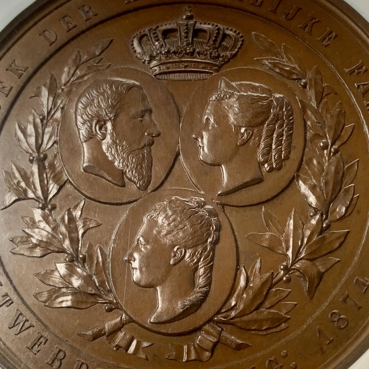 掌中浮雕-藏着的欧洲第042场 NGC MS64 : 1874年比利时王室访问安特卫普铜章，73mm，F. Baetes.，背面头像分别为国王利奥波德二世、王后玛丽·亨利埃特和公主路易丝