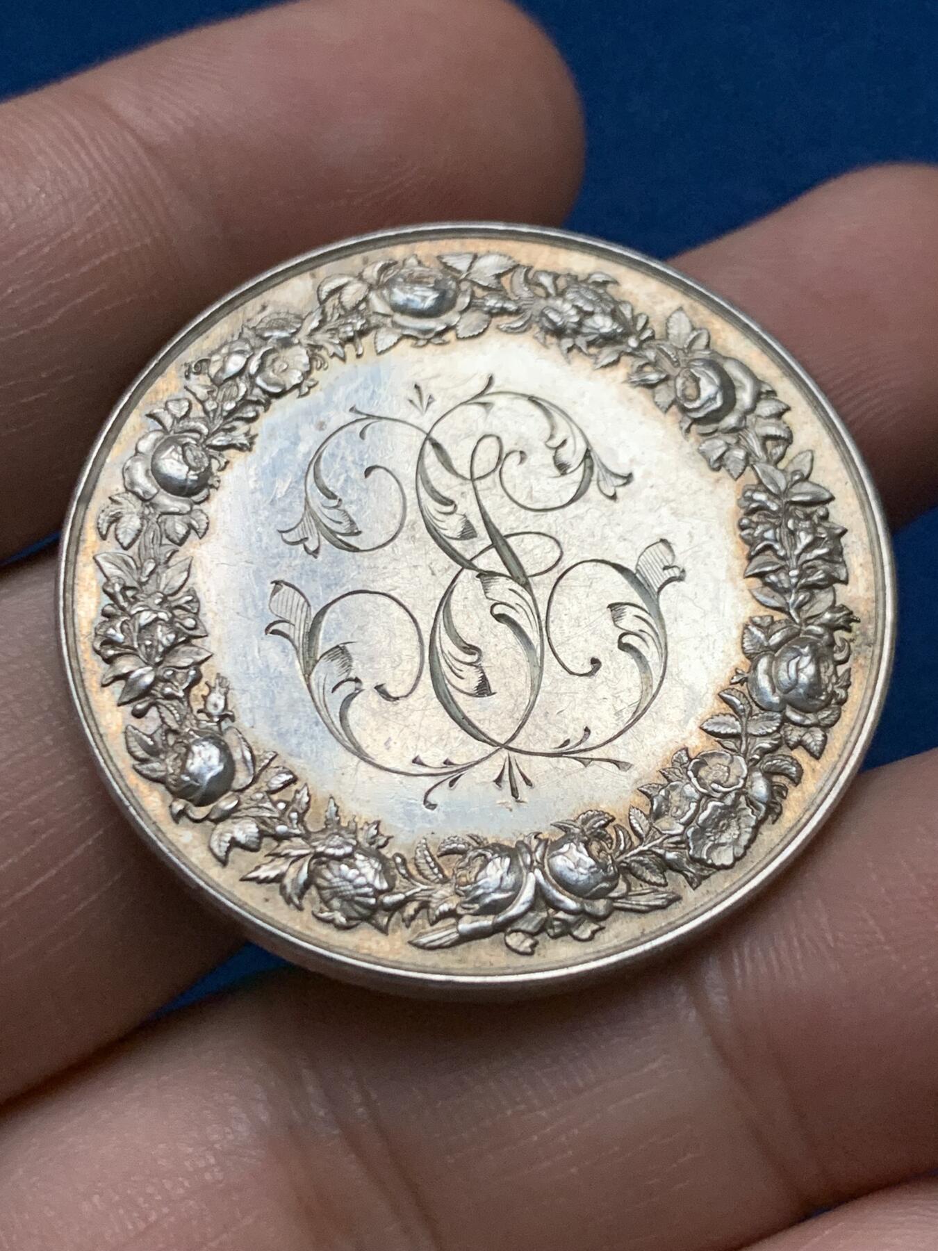 《竞宝斋》第440场 周日，周一，周二 3场连拍 （全场包邮） 法国婚姻与爱情纪念银章，22.52g，36.2mm，丰饶角边铭，手工雕花