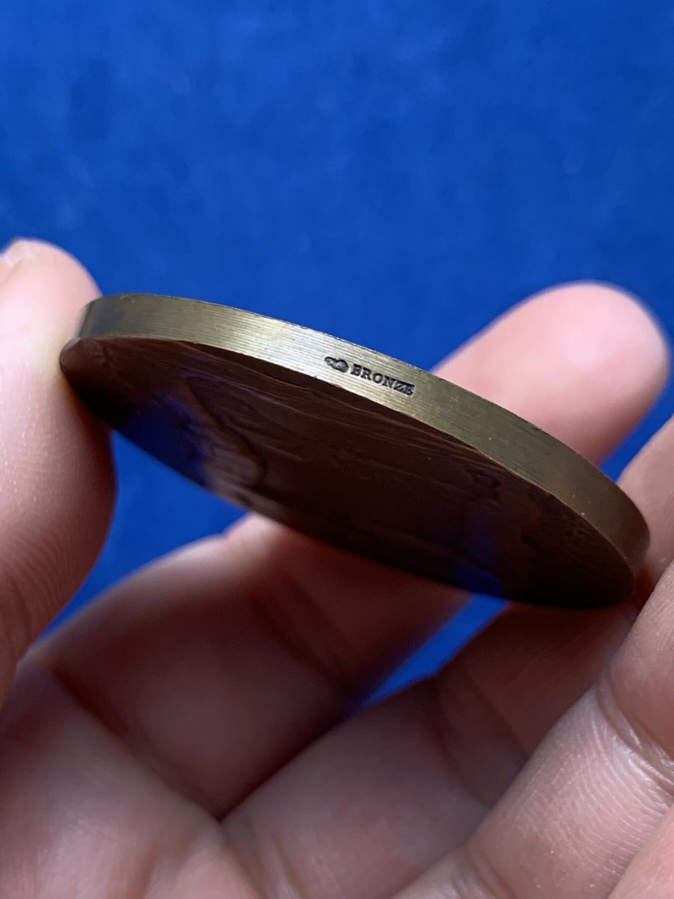 《竞宝斋》第440场 周日，周一，周二 3场连拍 （全场包邮） 美国一战老兵访问法国大铜章 原盒 直径44.2mm 重量39.45g