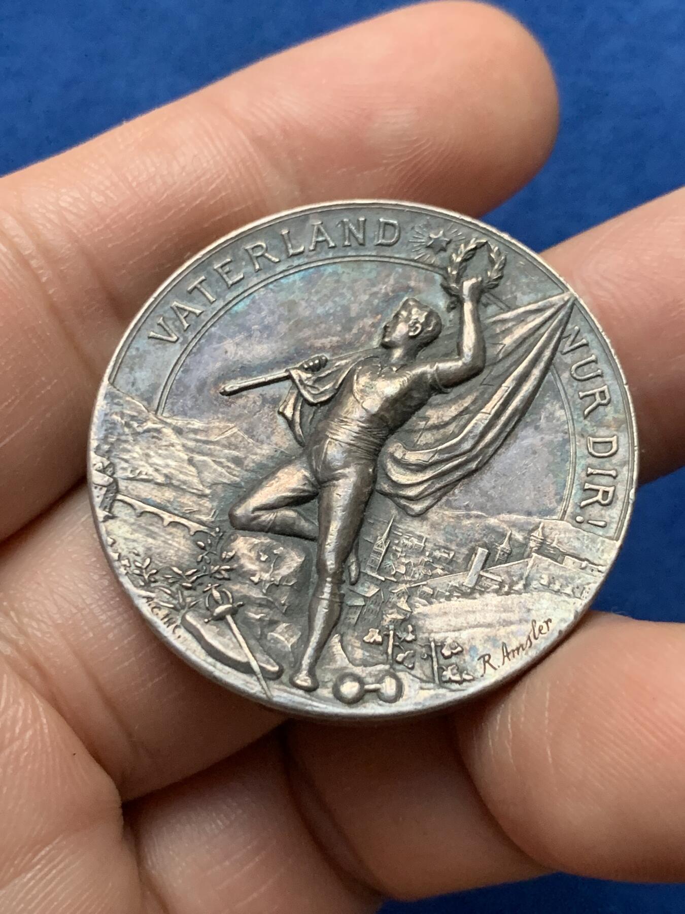 《竞宝斋》第440场 周日，周一，周二 3场连拍 （全场包邮） 1897年瑞士沙夫豪森体操节银章，19.6g，35mm，双面彩色包浆，正面凹面高浮雕设计，背景是瑞士特有的高原山地城池风景，背面橄榄和橡树枝之上的是沙夫豪森和瑞士盾徽