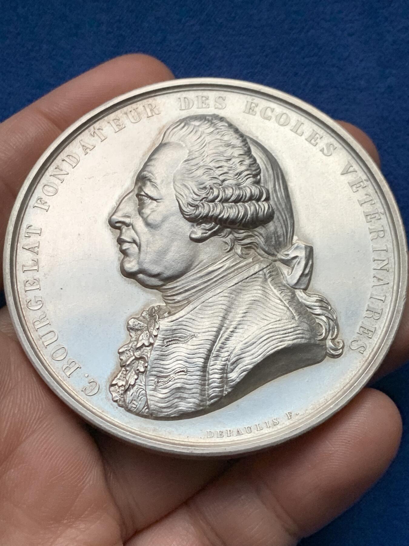 《竞宝斋》第440场 周日，周一，周二 3场连拍 （全场包邮） 法国Depaulis 阿尔福特兽医学院银章，创始人克劳德·布尔热拉头像，高浮雕，117.15g，63.1mm，蜜蜂边铭